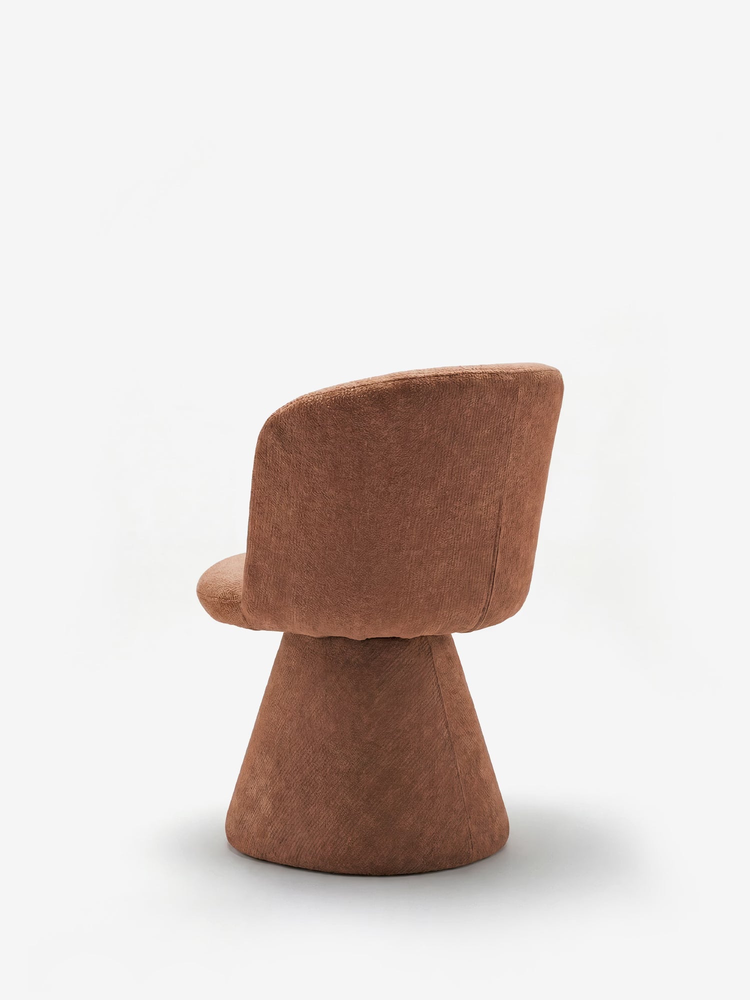 La sedia moderna imbottita Talia di Divani.Store è caratterizzata da un morbido tessuto chenille OEKO-TEX® color ruggine, uno schienale e una seduta arrotondati e un'ampia base cilindrica, il tutto presentato su uno sfondo bianco a tinta unita.
