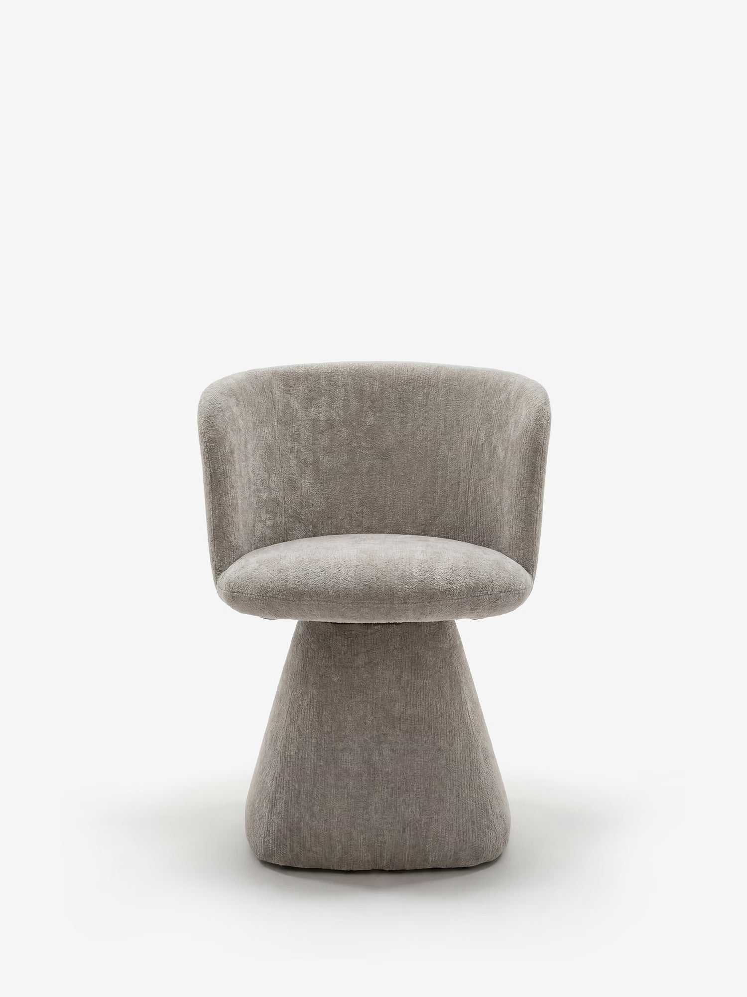 La sedia moderna Talia di Divani.Store presenta uno schienale ampio e ricurvo e una seduta rivestiti in morbida ciniglia OEKO-TEX® di colore grigio chiaro, oltre a una base conica dalle linee pulite che le conferisce un look minimalista, perfetto su uno sfondo bianco.