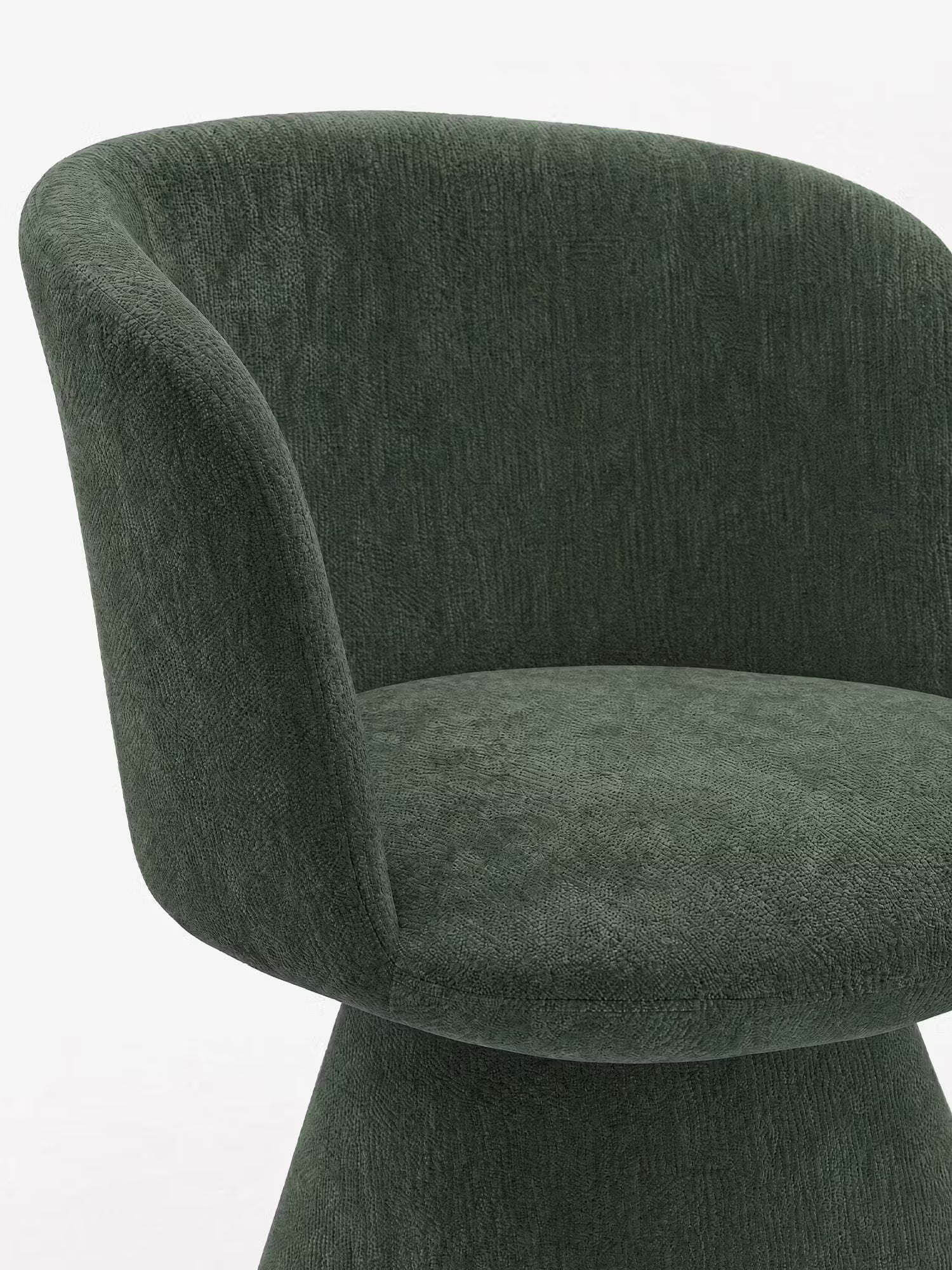 Un primo piano della sedia moderna Talia, imbottita in morbido tessuto ciniglia OEKO-TEX® di Divani.Store, caratterizzata da uno schienale curvo, un design moderno dalle linee arrotondate e una base rivestita in tessuto, raffigurata su uno sfondo bianco a tinta unita.