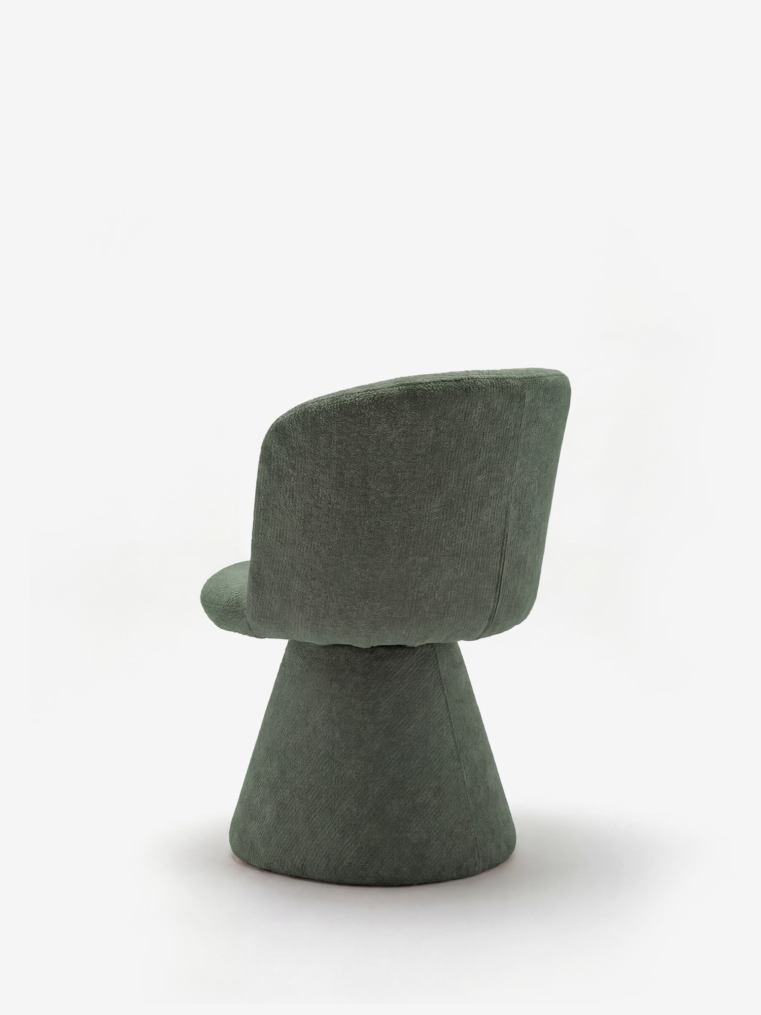 La sedia moderna imbottita Talia di Divani.Store presenta uno schienale e una seduta curvi, rivestiti in tessuto ciniglia verde salvia testurizzato certificato OEKO-TEX®, con una base conica; nella foto è raffigurata di retro e di profilo su uno sfondo bianco.