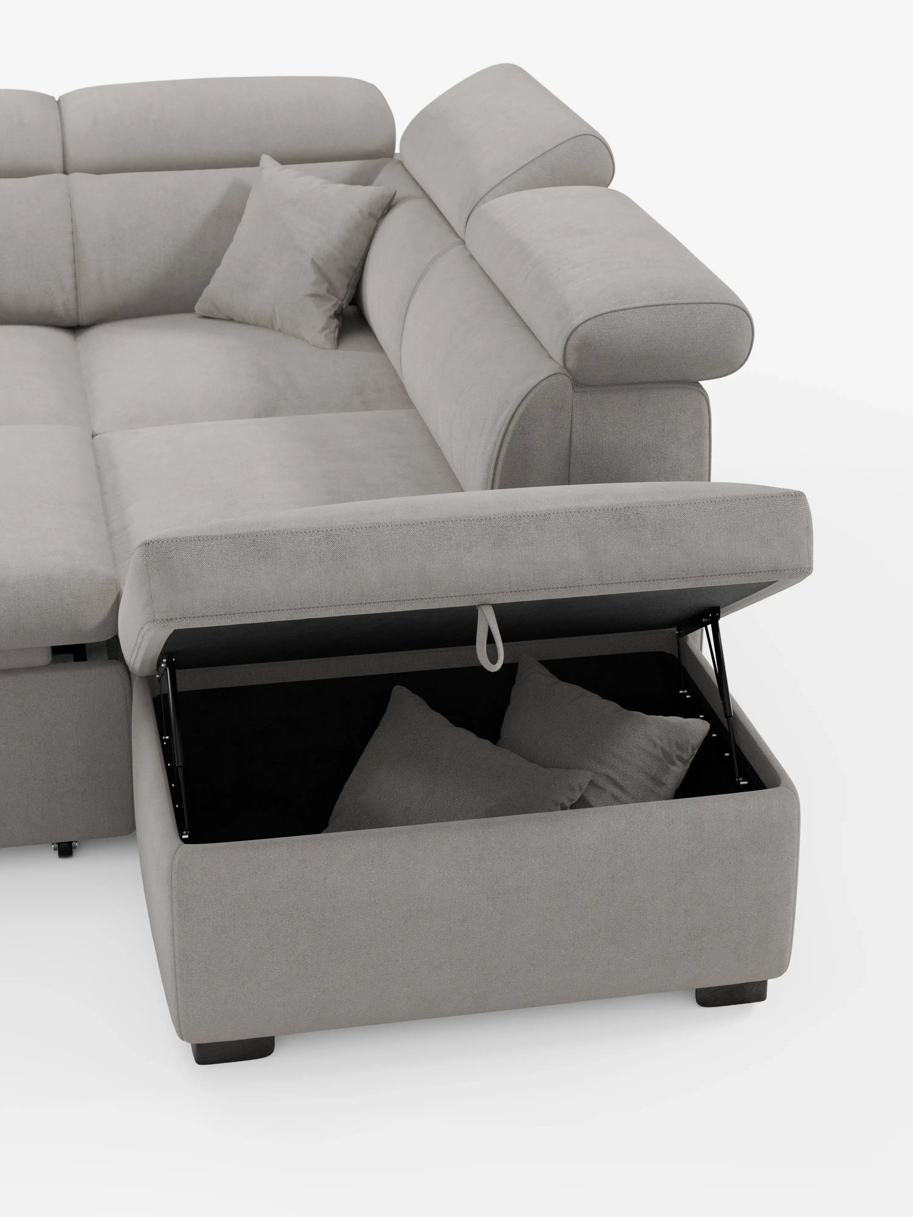 Il divano angolare reversibile Titano con letto estraibile e pouf contenitore di Divani.Store, rivestito in tessuto smacchiabile Oeko-Tex® grigio chiaro, è dotato di poggiatesta reclinabili per un comfort personalizzato. La chaise longue è dotata di una seduta sollevabile che rivela un ampio vano contenitore con due cuscini decorativi abbinati al suo interno. Questo versatile divano angolare è presentato su uno sfondo bianco minimalista.