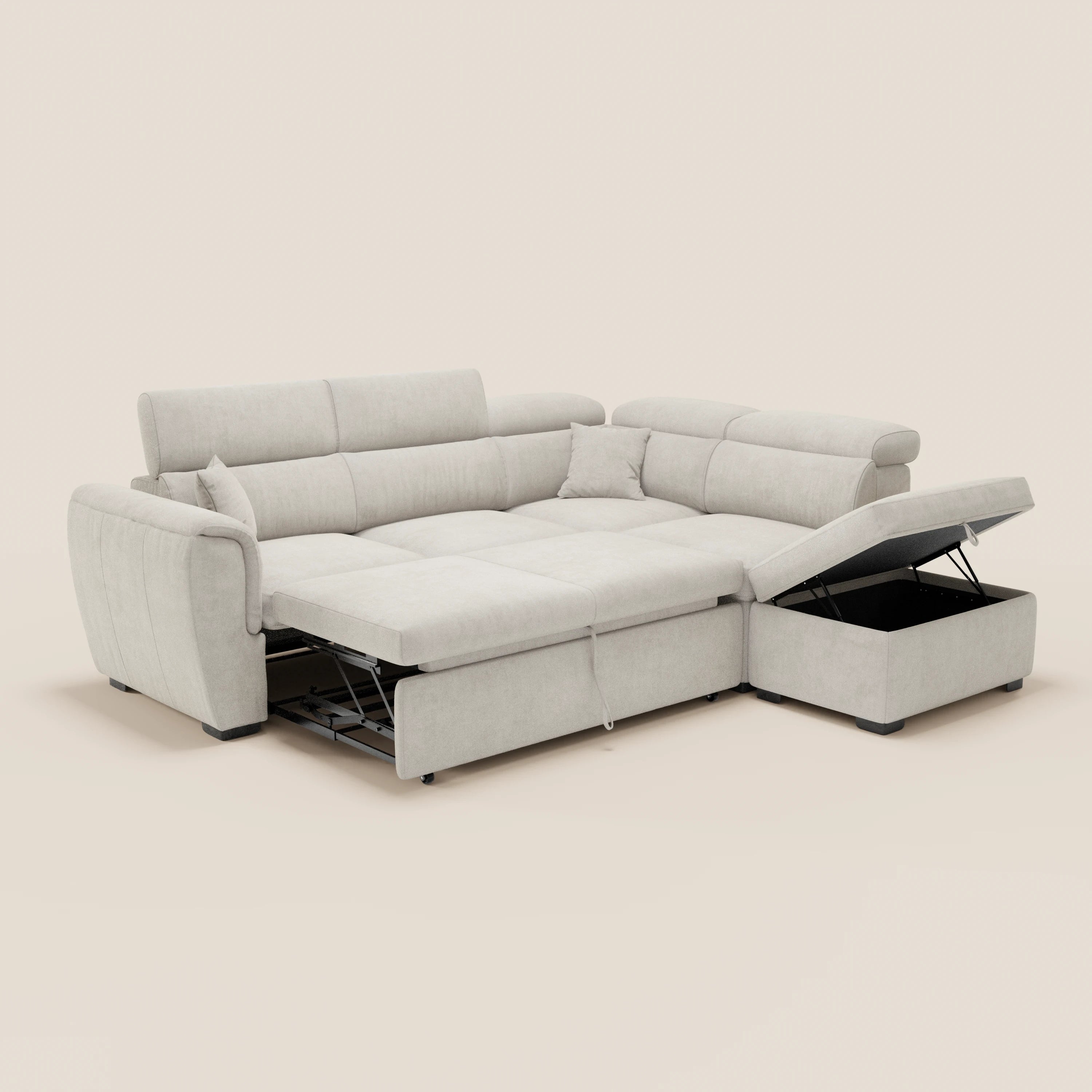 Il divano angolare reversibile Titano di Divani.Store è dotato di poggiatesta reclinabili, un letto estraibile e un pouf contenitore, il tutto realizzato in tessuto Oeko-Tex® facile da pulire. Qui è raffigurato in beige su uno sfondo chiaro a tinta unita.
