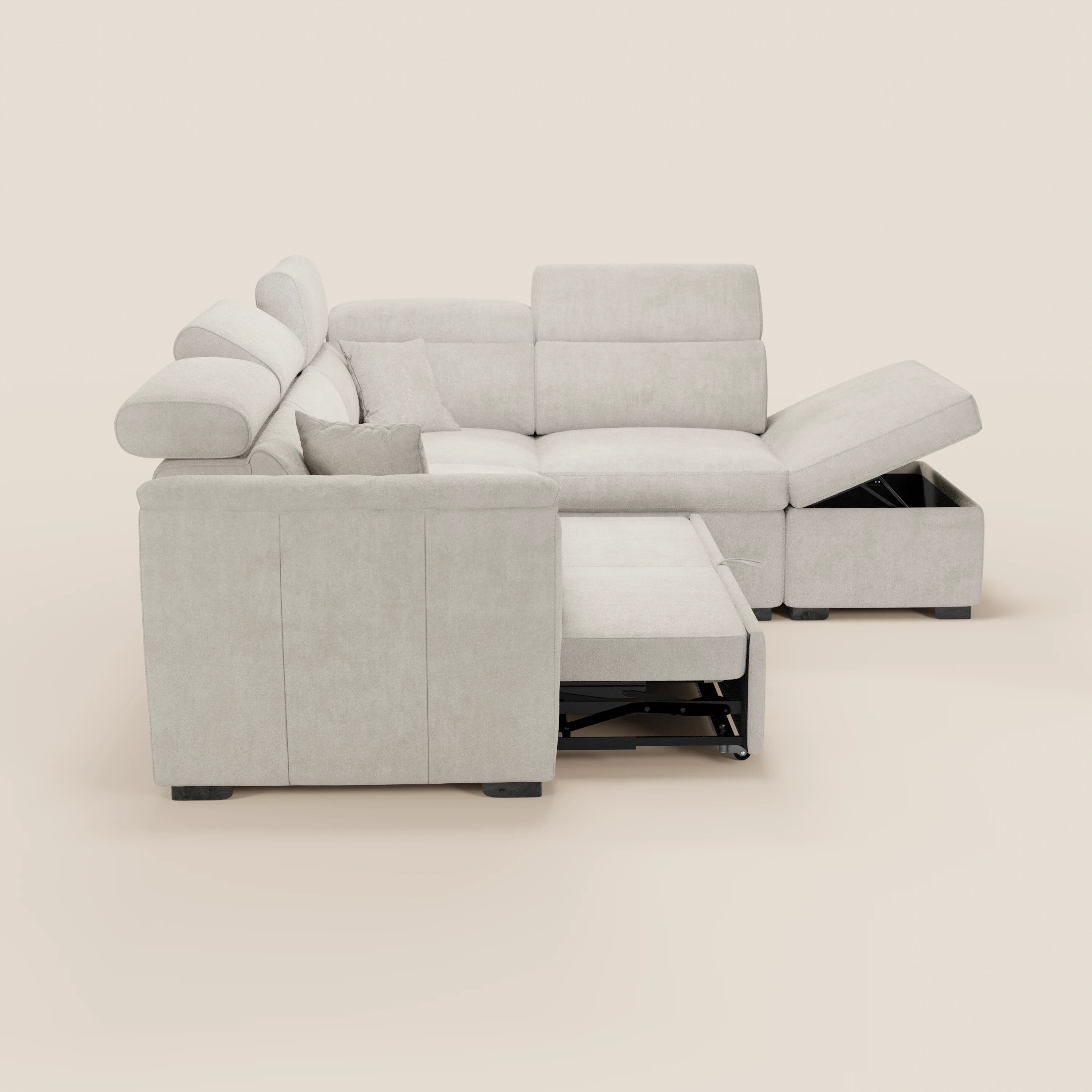 Il divano angolare reversibile Titano di Divani.Store è dotato di poggiatesta regolabili, letto estraibile e pouf contenitore. Rivestito in tessuto antimacchia certificato Oeko-Tex®, la sua tonalità beige chiaro si abbina perfettamente agli ambienti moderni.
