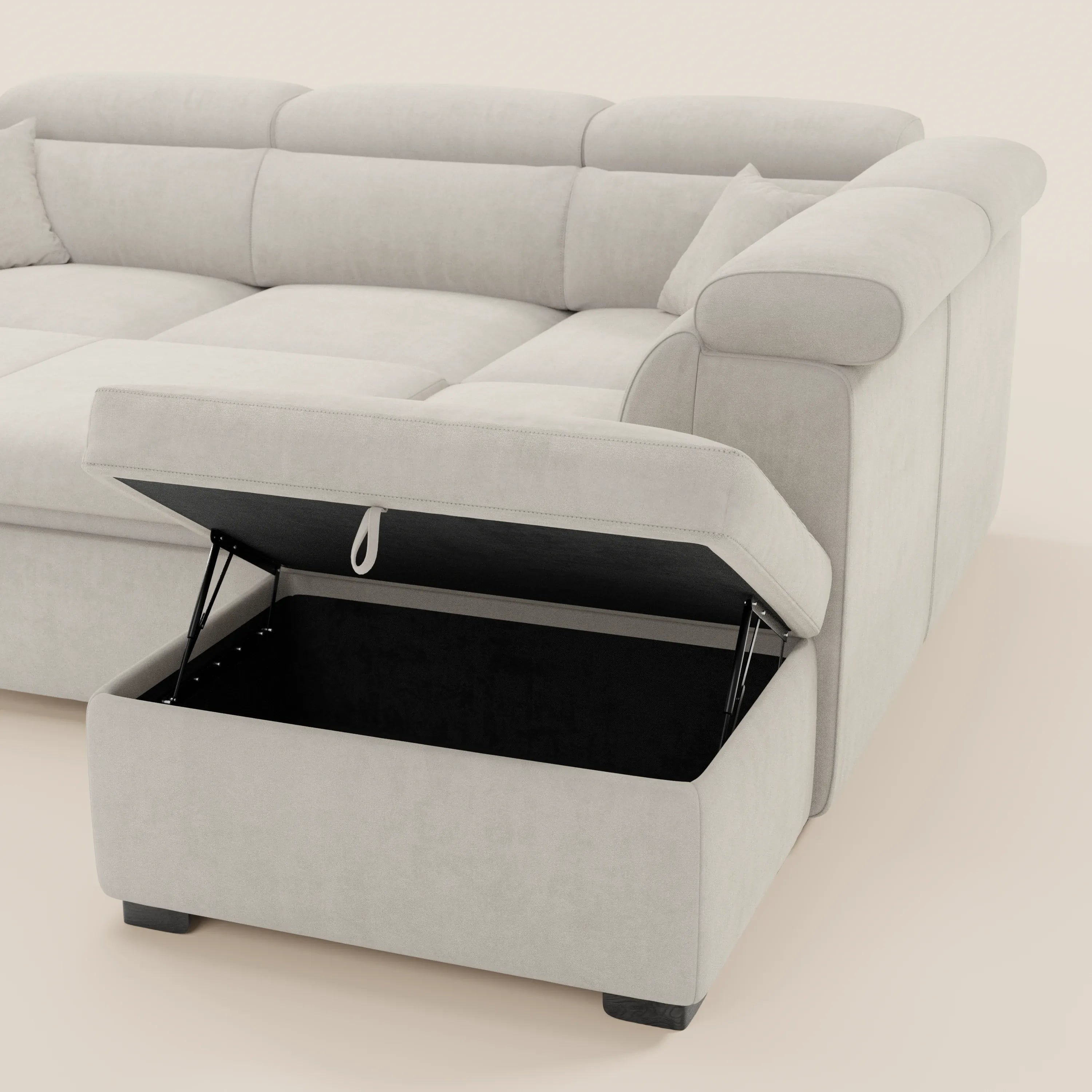 Il divano angolare reversibile Titano di Divani.Store è dotato di un pouf contenitore estraibile sotto la chaise longue con un ampio vano interno rivestito di nero, poggiatesta reclinabili, morbidi cuscini e un cuscino coordinato in tessuto smacchiabile certificato Oeko-Tex®.
