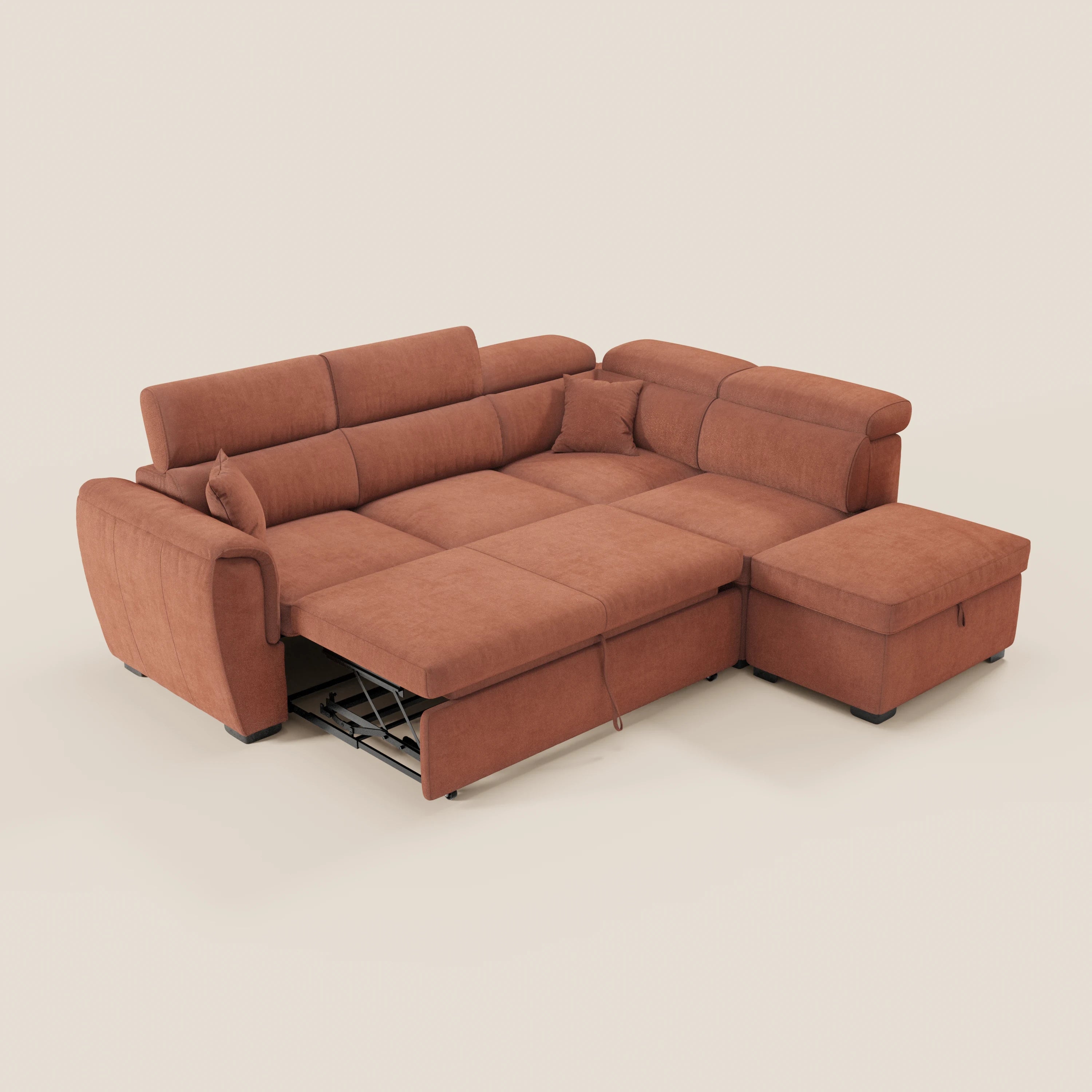 Il divano angolare reversibile Titano di Divani.Store, realizzato in tessuto smacchiabile Oeko-Tex®, è dotato di elemento estraibile e pouf contenitore, poggiatesta reclinabili e chaise longue con vano contenitore, il tutto su uno sfondo beige.