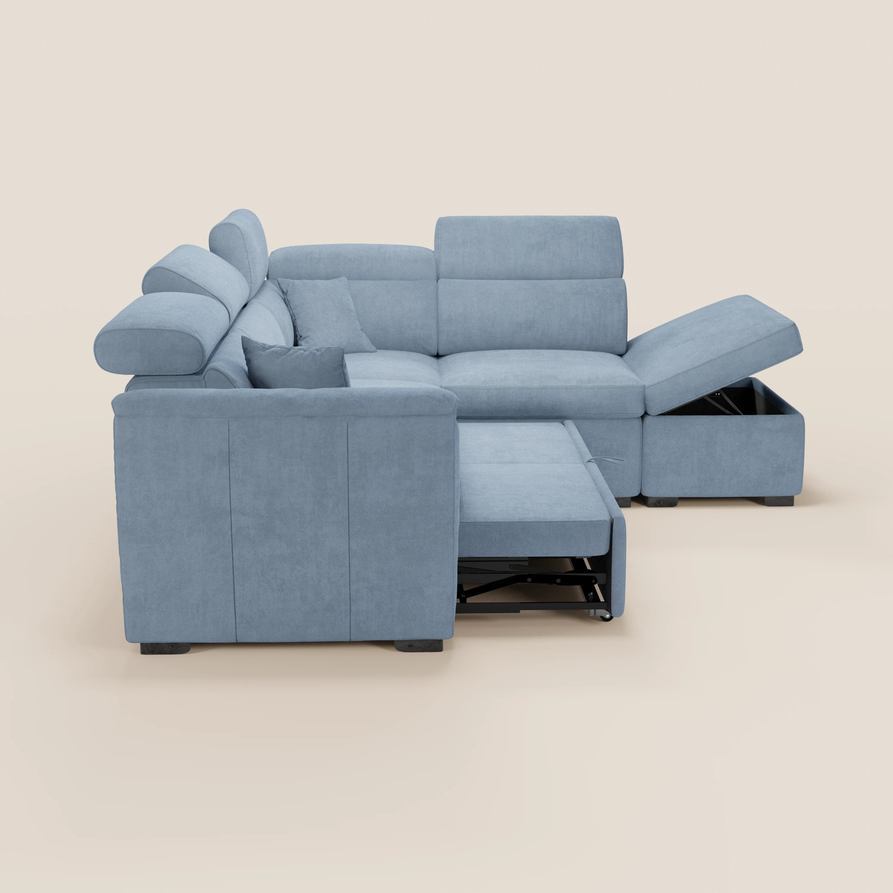 Il divano angolare reversibile Titano di Divani.Store, in azzurro, è dotato di poggiatesta reclinabili, un pouf estraibile da un lato e una chaise longue con vano portaoggetti a vista. Lo sfondo è a tinta unita e di colore bianco sporco.