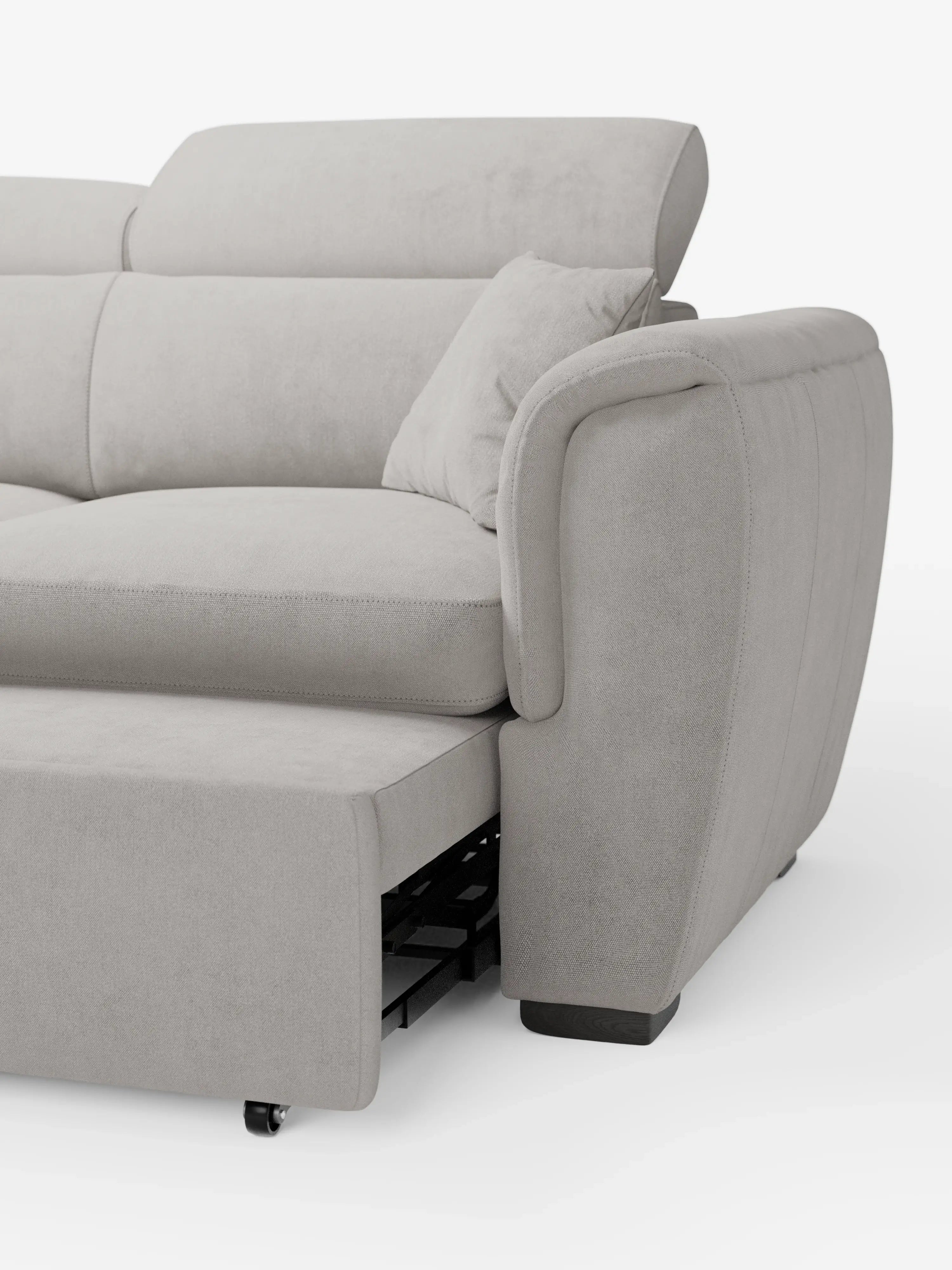 Un primo piano del divano Titano a 2 posti estraibile con poggiatesta reclinabili in tessuto smacchiabile Oeko-Tex® di Divani.Store, qui raffigurato in grigio chiaro con bracciolo imbottito, cuscino coordinato e la struttura del letto a panca estraibile parzialmente estesa nella parte inferiore. Il design moderno e compatto è caratterizzato da un morbido rivestimento e si staglia su uno sfondo bianco a tinta unita.