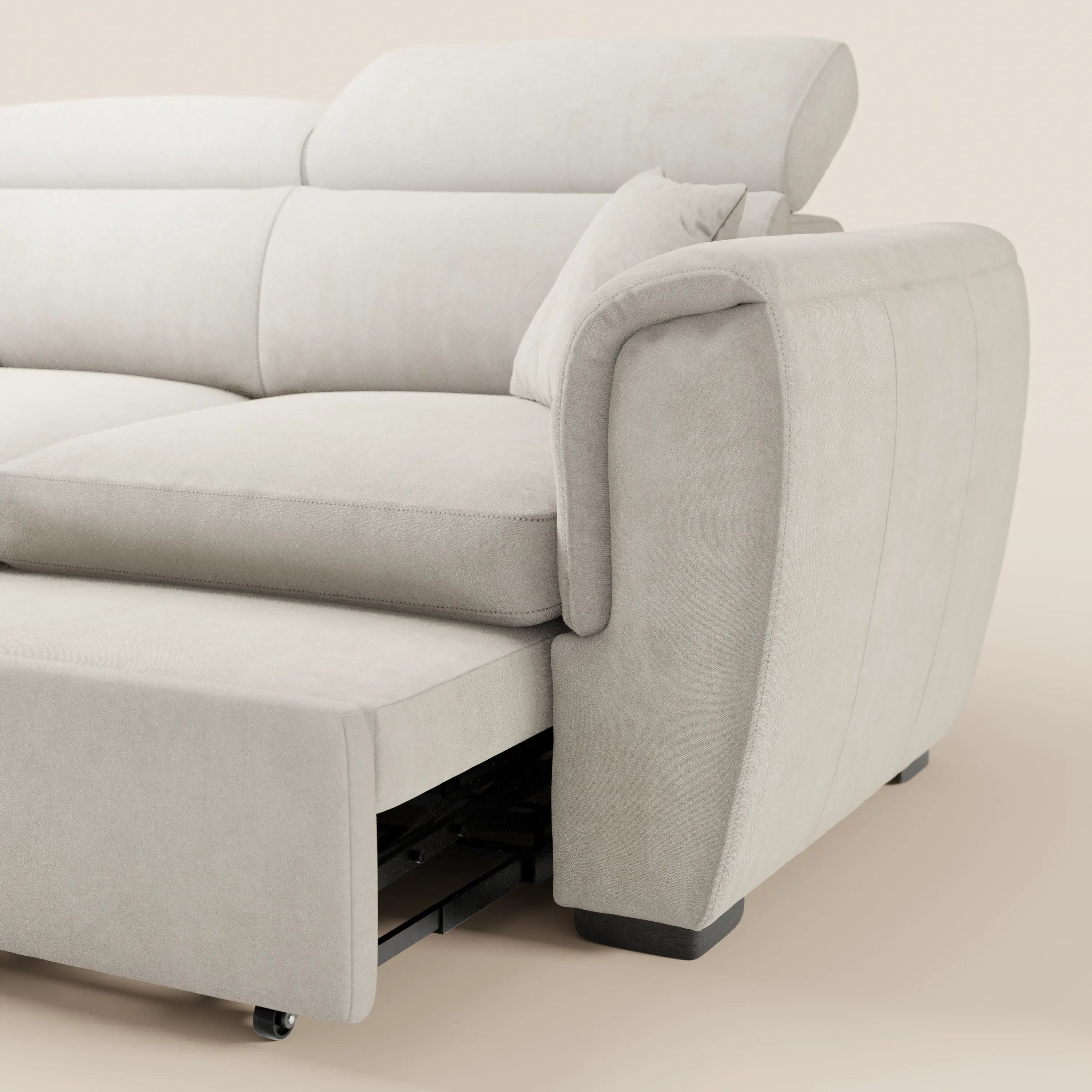 Un primo piano del divano a 2 posti estraibile Titano con poggiatesta reclinabili in tessuto smacchiabile Oeko-Tex® di Divani.Store ne mostra la base estraibile con barre di sostegno e rotelle nere, oltre ai braccioli imbottiti e a un cuscino coordinato per un maggiore comfort.