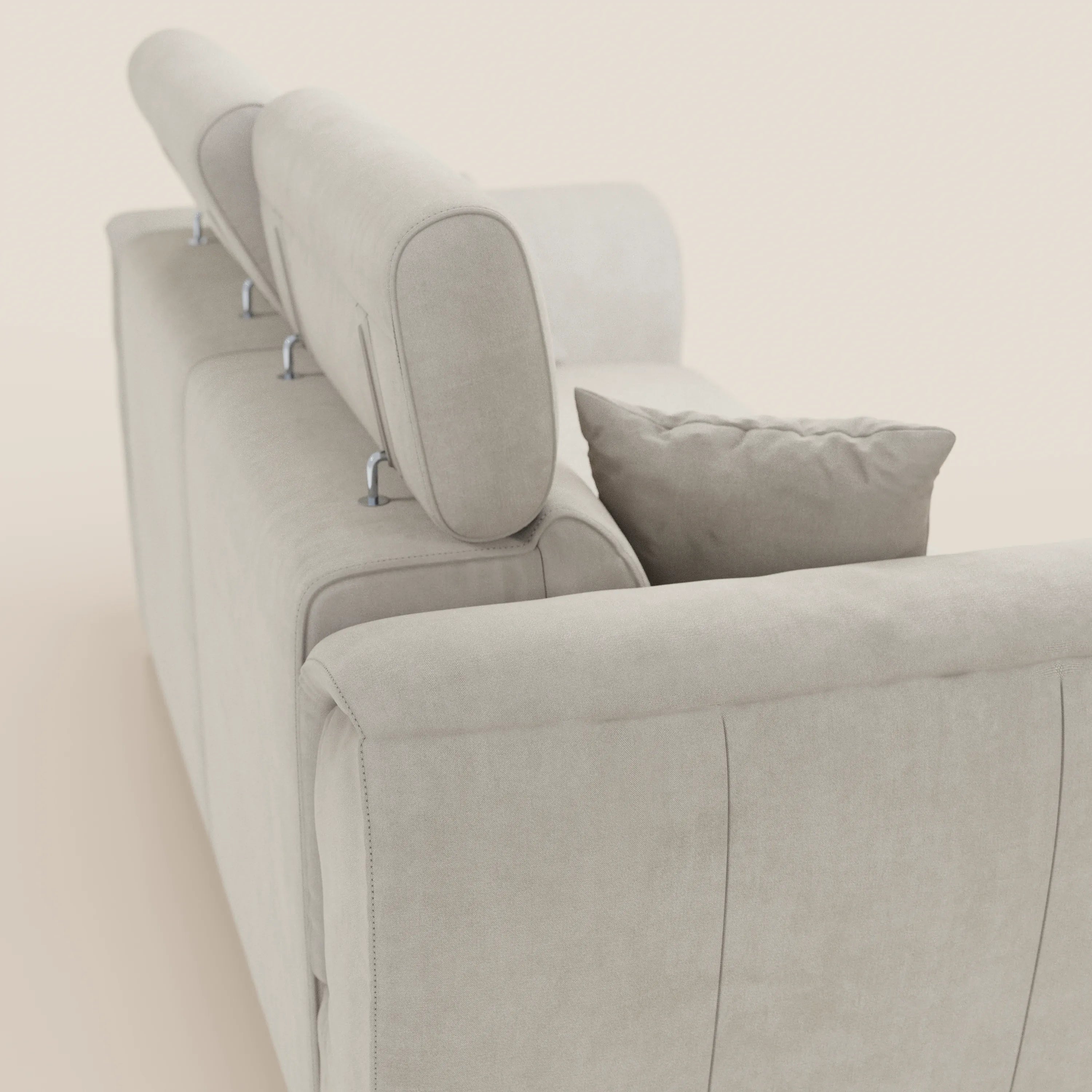 Il divano a 2 posti estraibile Titano di Divani.Store, realizzato in tessuto beige chiaro Oeko-Tex® antimacchia, è dotato di poggiatesta regolabili, un cuscino decorativo abbinato e cuciture pulite. Il suo design moderno risalta su uno sfondo neutro.