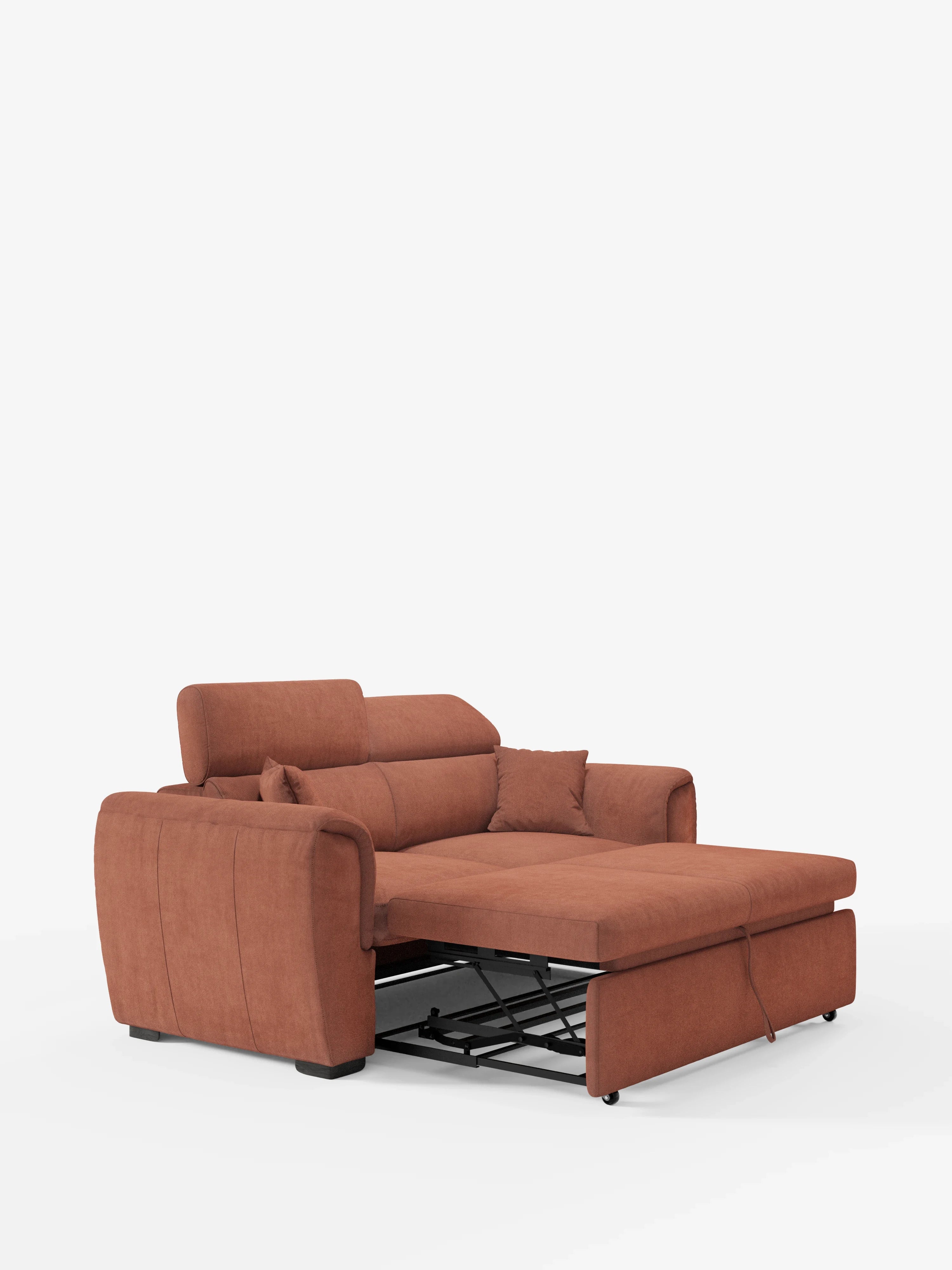 Il divano a 2 posti estraibile Titano di Divani.Store, color ruggine, è raffigurato con il letto estraibile aperto. Questo divano moderno e compatto è caratterizzato da morbidi cuscini, ampi braccioli e una struttura metallica a vista che sostiene la sezione letto. I poggiatesta reclinabili e il rivestimento in tessuto Oeko-Tex® resistente alle macchie risaltano sullo sfondo bianco a tinta unita.