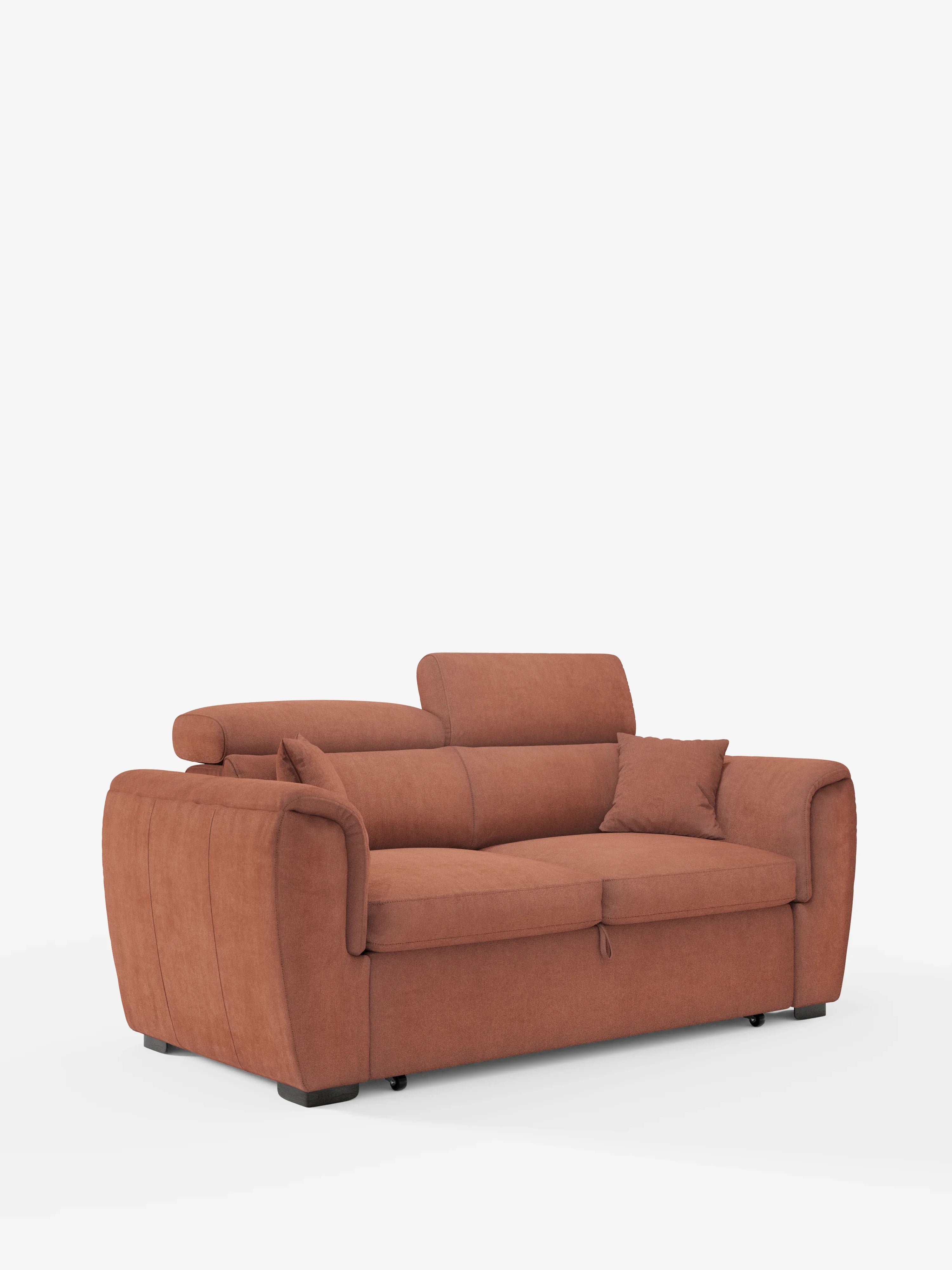 Il divano a due posti estraibile Titano con poggiatesta reclinabili in tessuto smacchiabile Oeko-Tex® di Divani.Store è un moderno divanetto imbottito color ruggine con morbidi cuscini, due cuscini decorativi abbinati e poggiatesta regolabili. Questo divanetto compatto e contemporaneo presenta braccioli ricurvi e poggia su piedini neri corti; nella foto è raffigurato su uno sfondo bianco a tinta unita.