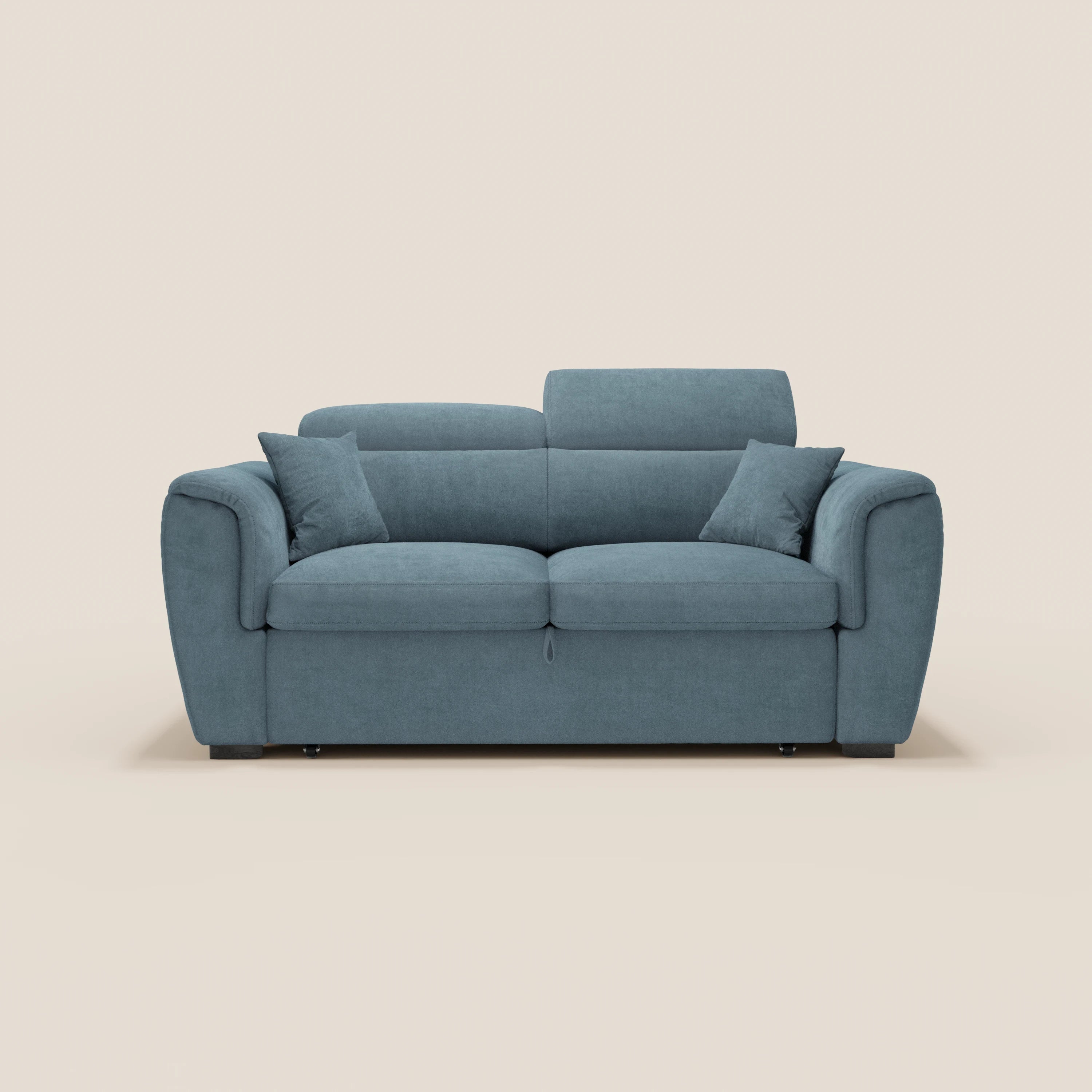 Il divano a 2 posti estraibile Titano di Divani.Store è dotato di poggiatesta reclinabili, tessuto antimacchia certificato Oeko-Tex®, morbidi cuscini e due cuscini decorativi. Braccioli arrotondati, uno schienale alto e gambe nere completano questo accogliente divano salvaspazio.