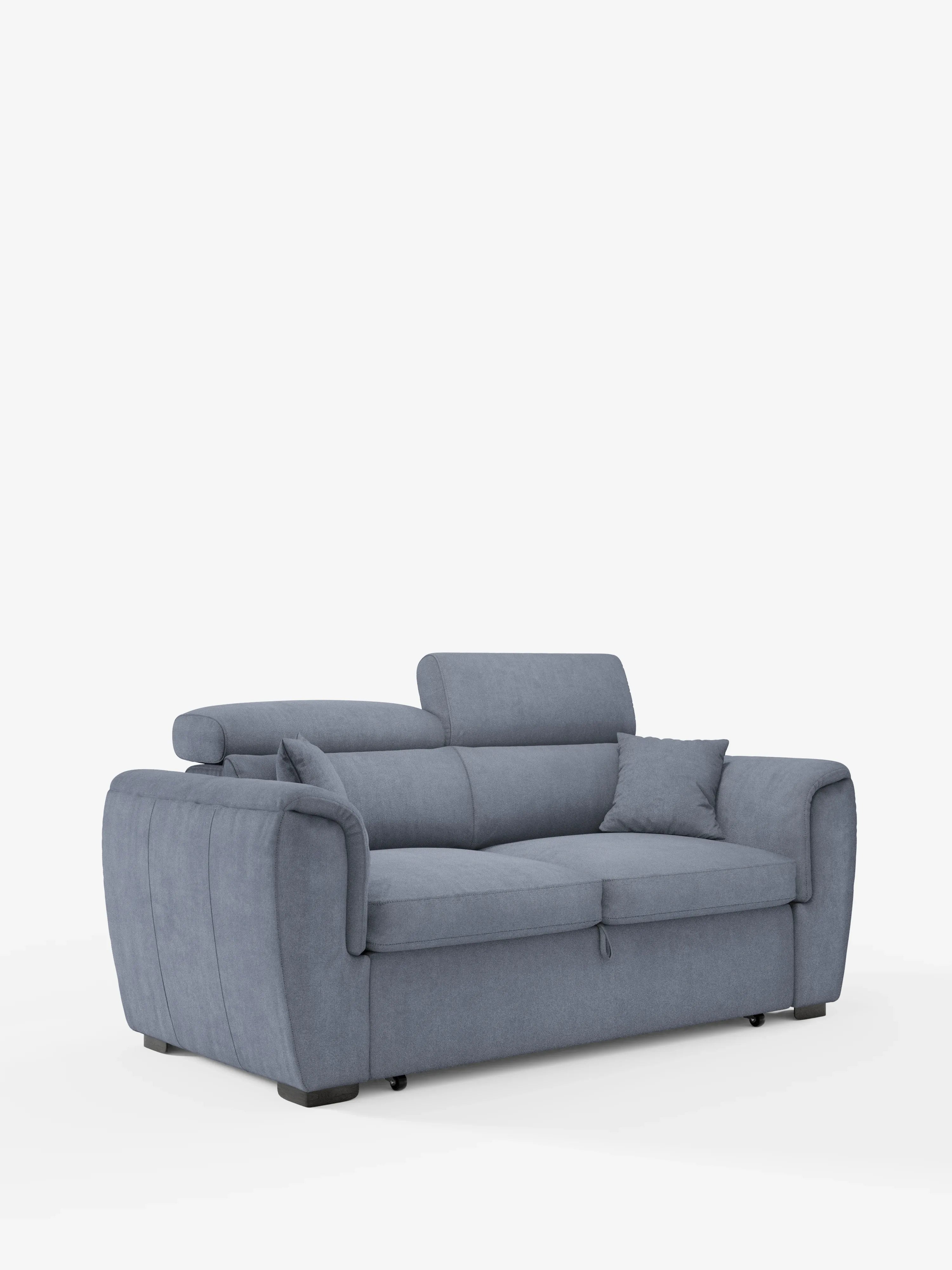 Un divano a due posti estraibile Titano in stile contemporaneo di Divani.Store, rivestito in tessuto blu chiaro Oeko-Tex® antimacchia, dotato di due cuscini di seduta, due cuscini dello schienale, poggiatesta reclinabili regolabili, ampi braccioli e due cuscini decorativi abbinati, presentato su uno sfondo bianco.