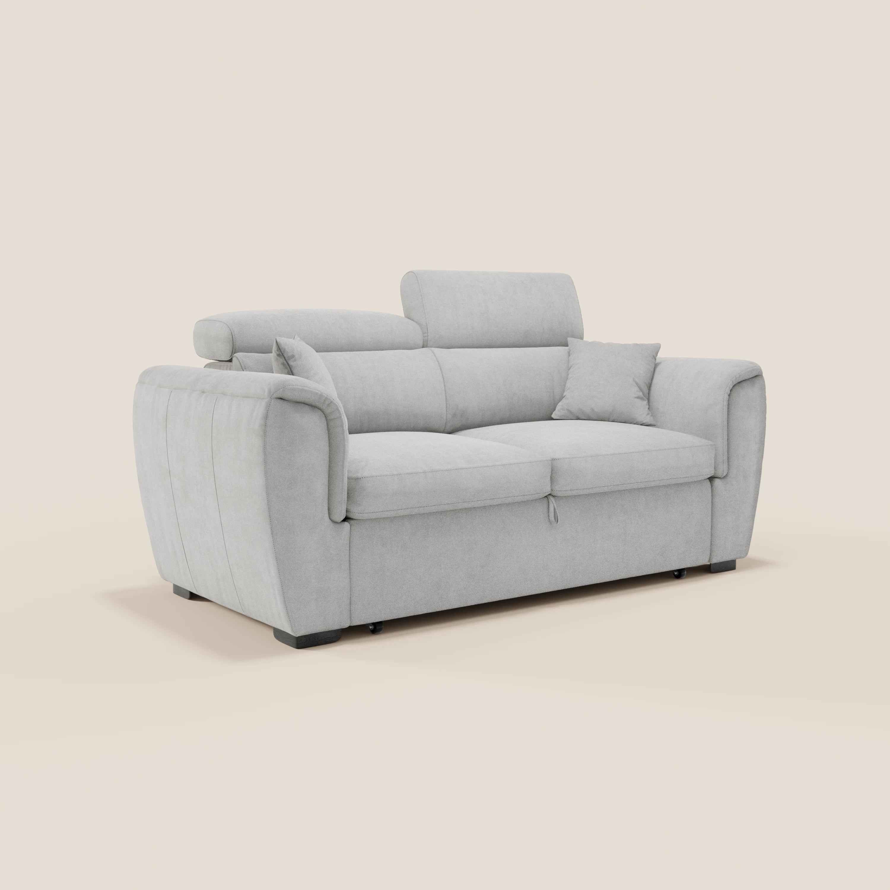 Il divano a 2 posti estraibile Titano di Divani.Store, realizzato in tessuto smacchiabile Oeko-Tex®, presenta ampi braccioli, poggiatesta reclinabili e piedini scuri. Due cuscini quadrati aggiungono comfort a questo divano salvaspazio, moderno ed elegante.