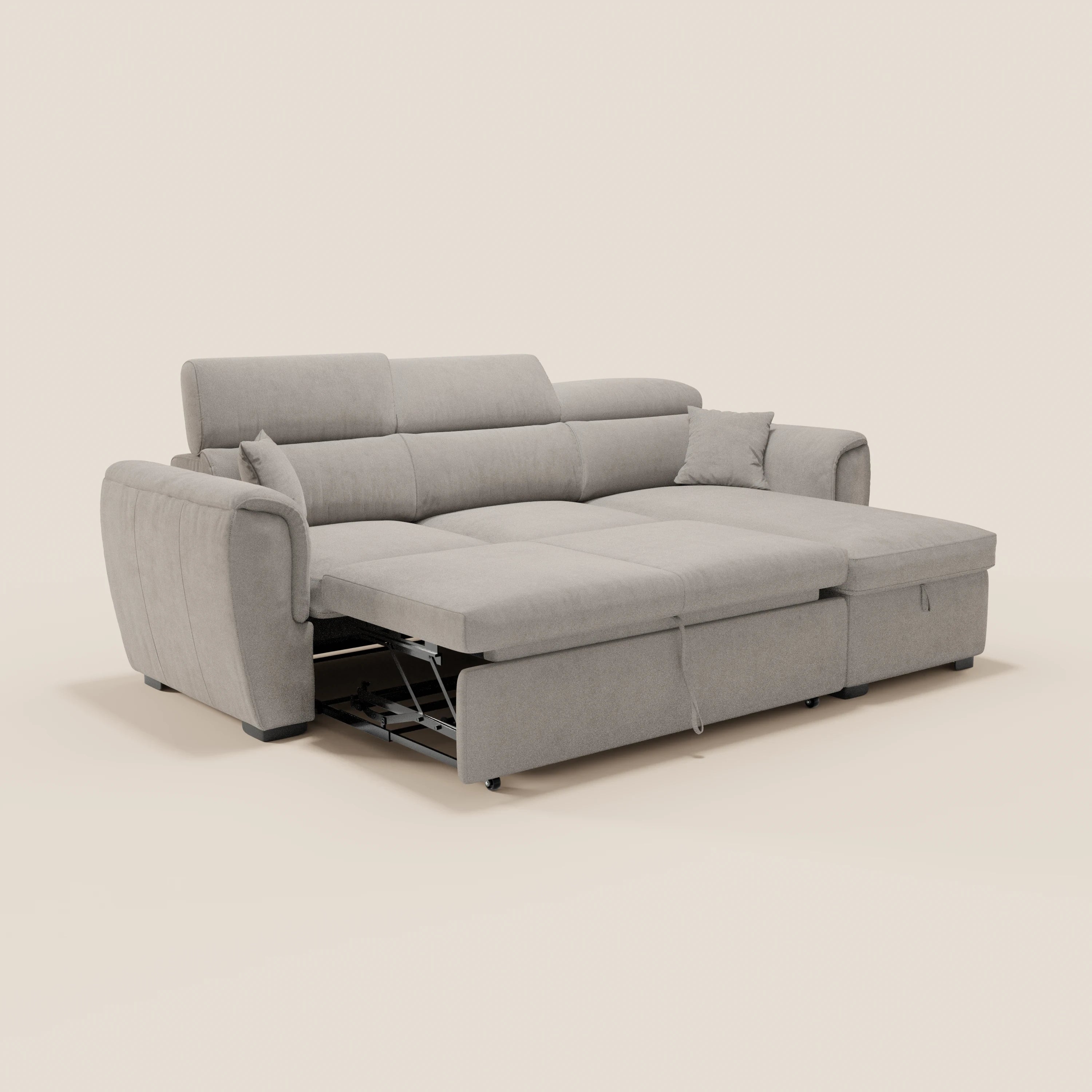 Il divano letto Titano di Divani.Store, realizzato in tessuto antimacchia, è dotato di una chaise longue reversibile con vano portaoggetti, letto estraibile, poggiatesta reclinabili, morbidi cuscini, braccioli imbottiti e un cuscino decorativo abbinato.
