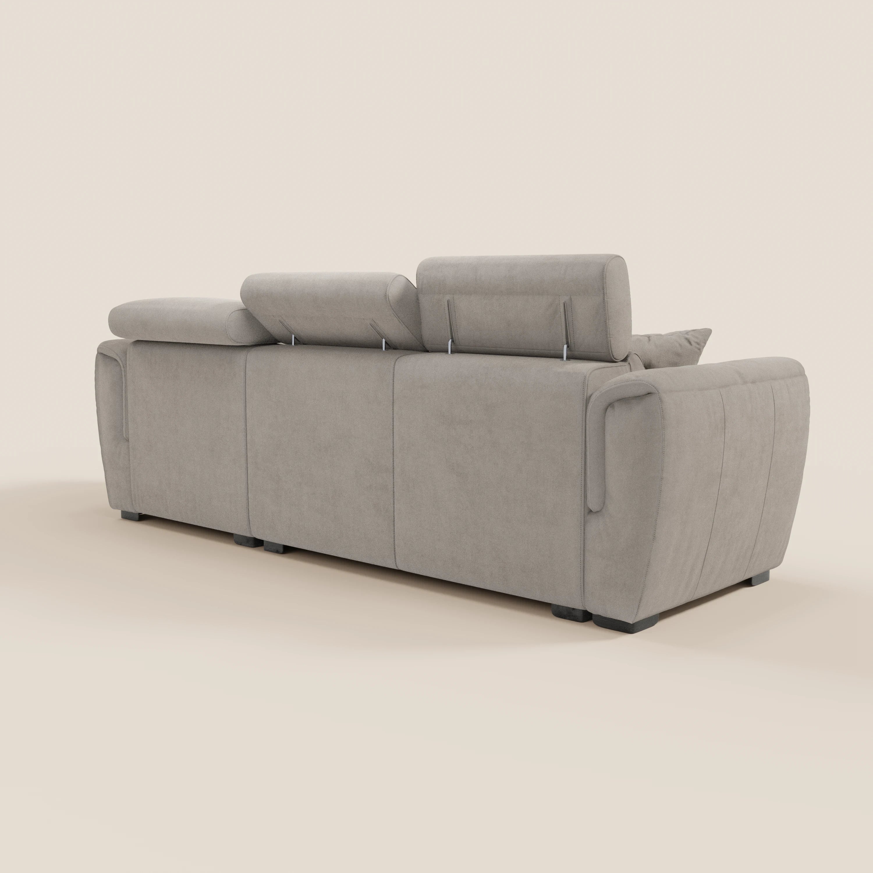 L'immagine mostra il divano letto Titano di Divani.Store: un divano moderno in tessuto beige chiaro con chaise longue reversibile, poggiatesta reclinabili, sezione estraibile, rivestimento antimacchia, morbidi braccioli e gambe basse nere su uno sfondo bianco sporco.