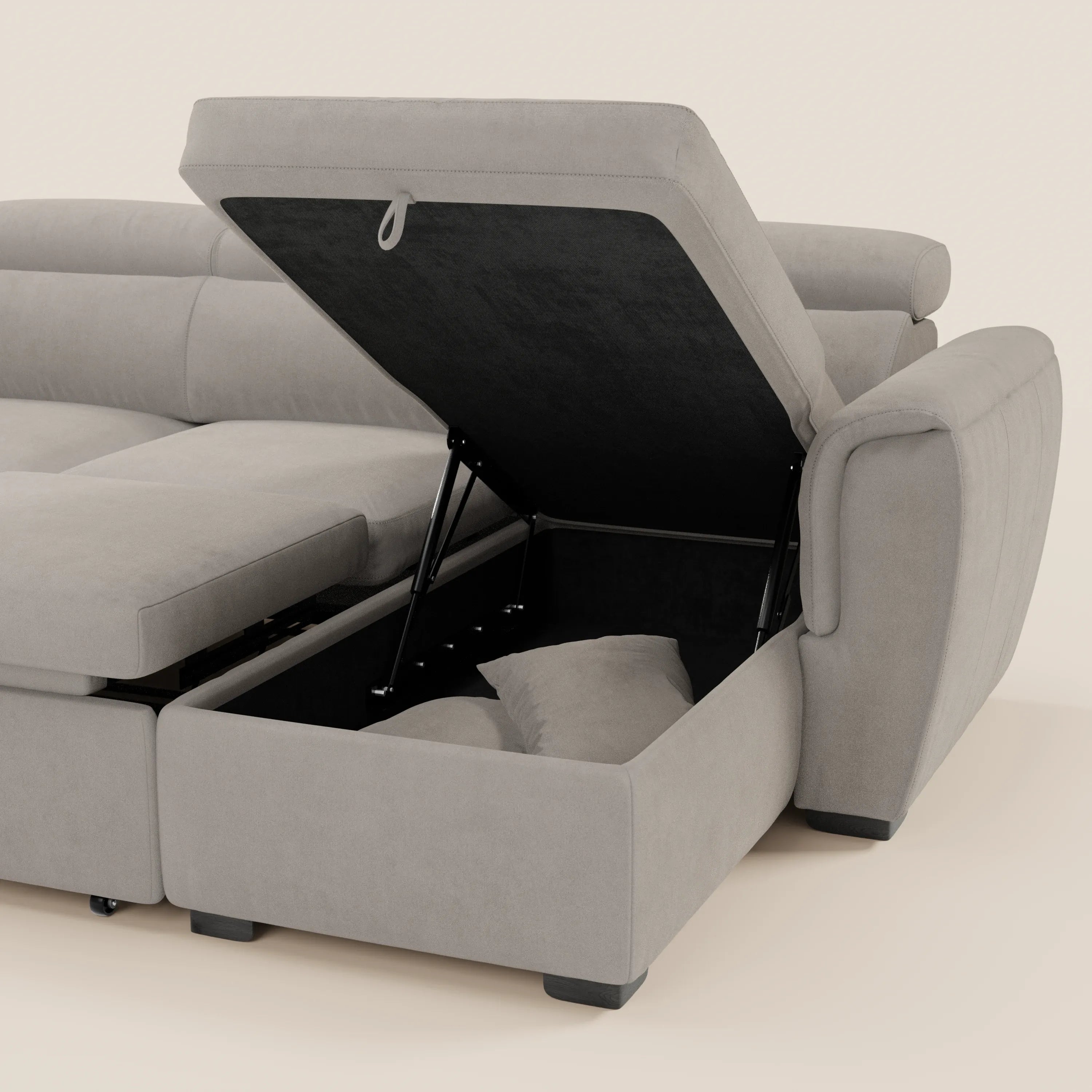 Il divano letto Titano con penisola reversibile di Divani.Store è dotato di poggiatesta reclinabili, elemento estraibile, contenitore sotto la seduta e due cuscini grigi abbinati; realizzato in tessuto antimacchia, poggia su piccoli piedini scuri.
