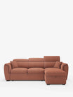 Il divano letto Titano con penisola reversibile e contenitore di Divani.Store è un divano moderno rivestito in tessuto color ruggine e resistente alle macchie. È dotato di morbidi cuscini, due cuscini decorativi abbinati e una chaise longue che può essere posizionata su entrambi i lati. Su uno sfondo bianco a tinta unita, questo complemento d’arredo contemporaneo si distingue per i braccioli arrotondati, i piedini neri corti, i poggiatesta reclinabili e un elemento estraibile che ne aumenta la versatilità.