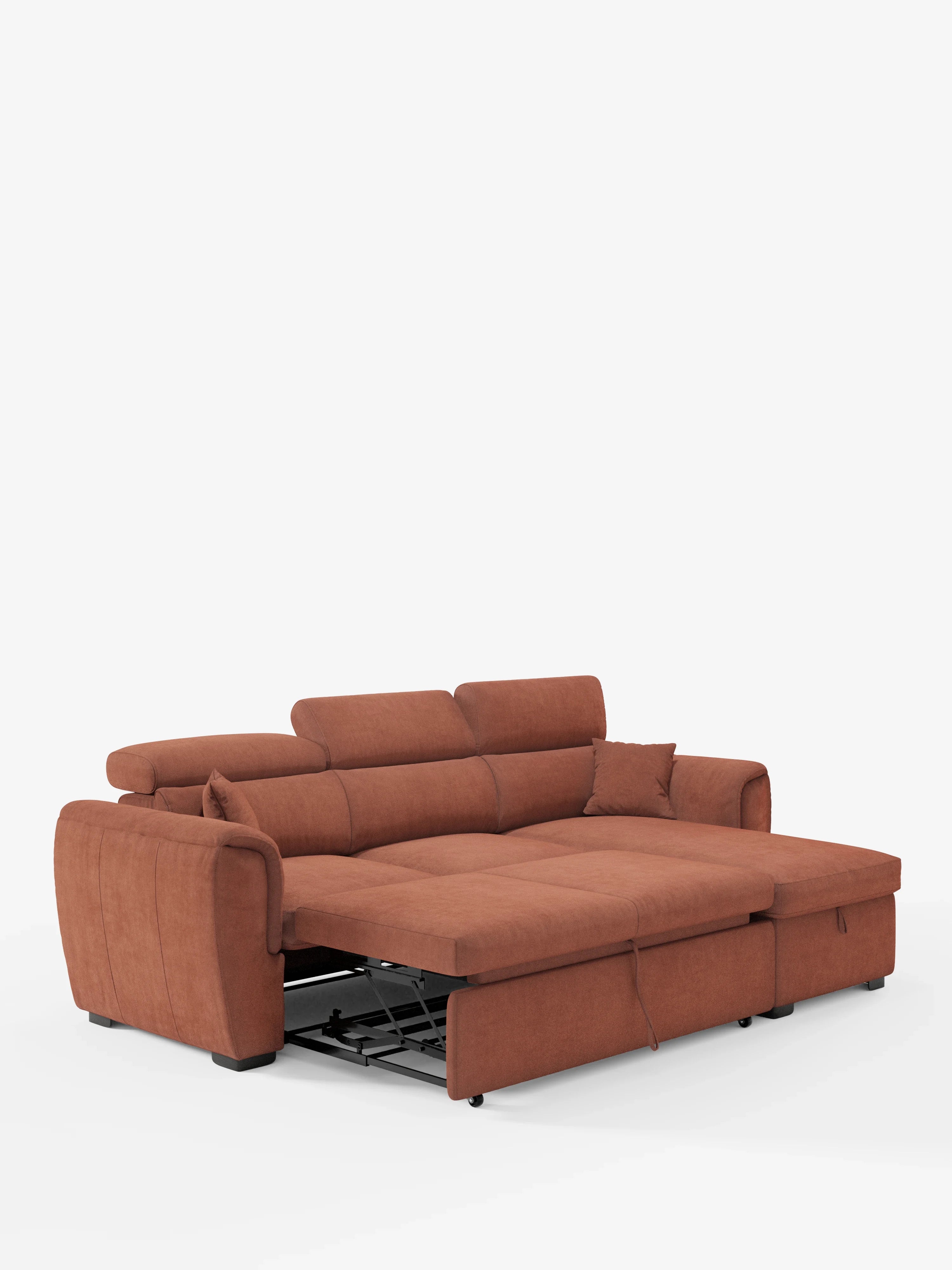 Il divano letto Titano con penisola reversibile e contenitore di Divani.Store è un ampio divano moderno color ruggine, dotato di una chaise longue sulla destra e di un letto estraibile allungabile, che ne esalta la versatile funzione di letto. Caratterizzato da ampi braccioli, morbidi cuscini dello schienale, poggiatesta reclinabili e gambe basse nere, questo elegante complemento d’arredo in tessuto antimacchia è presentato su uno sfondo bianco a tinta unita.