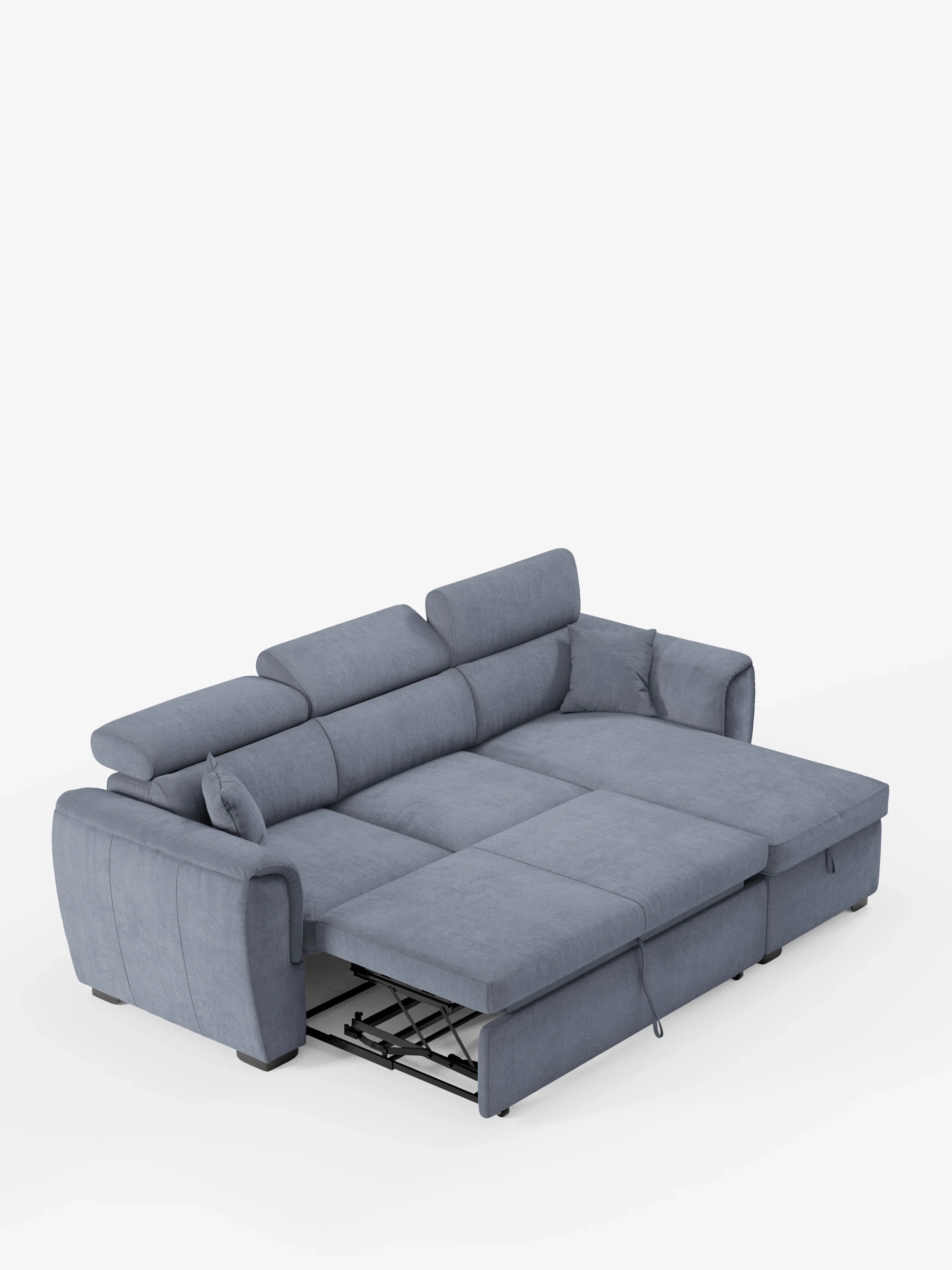 Il divano letto Titano con penisola reversibile contenitore di Divani.Store è presentato aperto in modalità letto su uno sfondo bianco a tinta unita. Questo moderno divano nei toni del blu-grigio è dotato di poggiatesta reclinabili, morbidi cuscini, due braccioli e una struttura metallica estraibile che sostiene la superficie letto estesa. Il rivestimento in tessuto smacchiabile e la penisola contenitore integrata ne esaltano sia il comfort che la funzionalità.