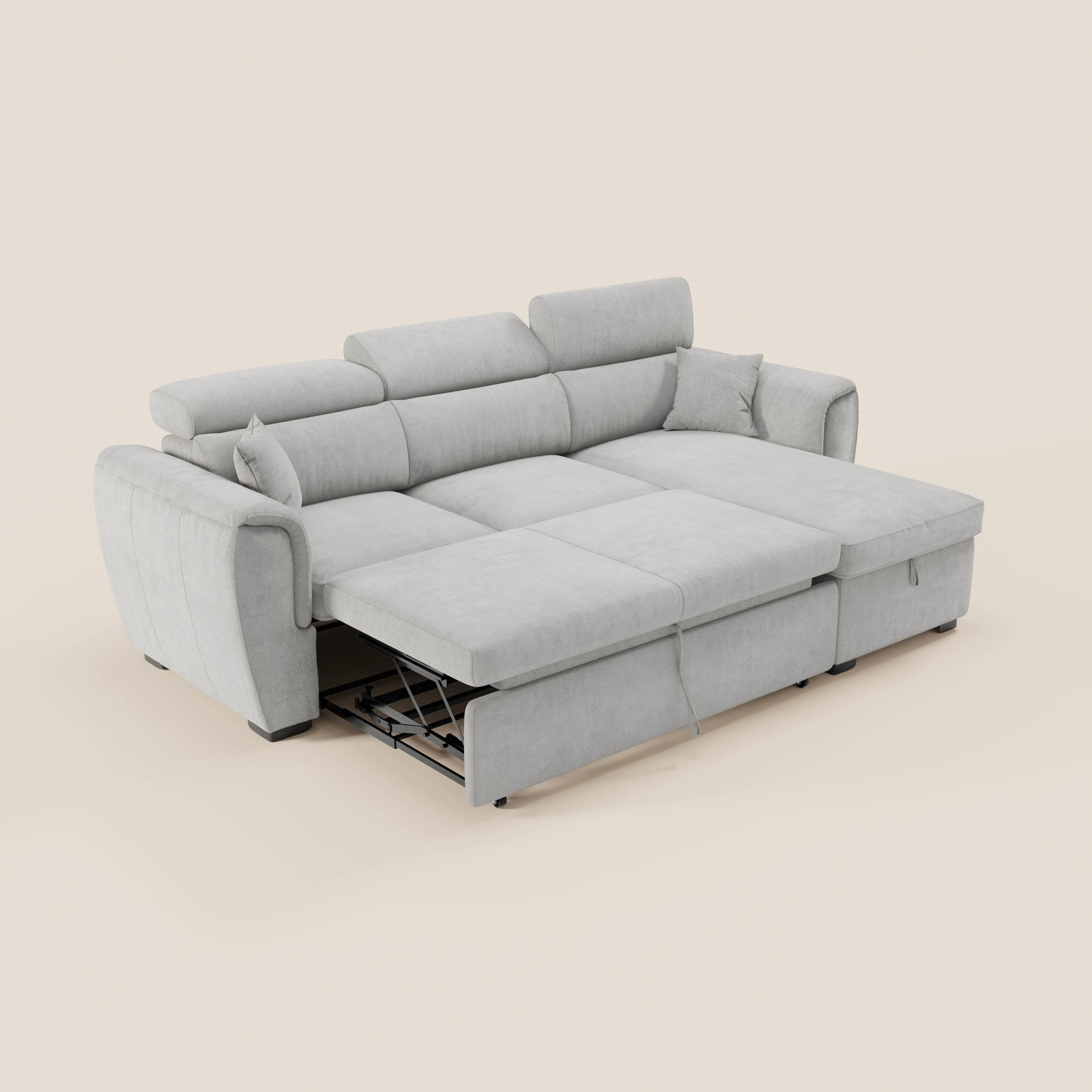 Il divano letto Titano di Divani.Store è presentato in tessuto grigio chiaro con poggiatesta reclinabili, una chaise longue reversibile con vano portaoggetti, un letto estraibile e linee pulite e minimaliste su uno sfondo beige.