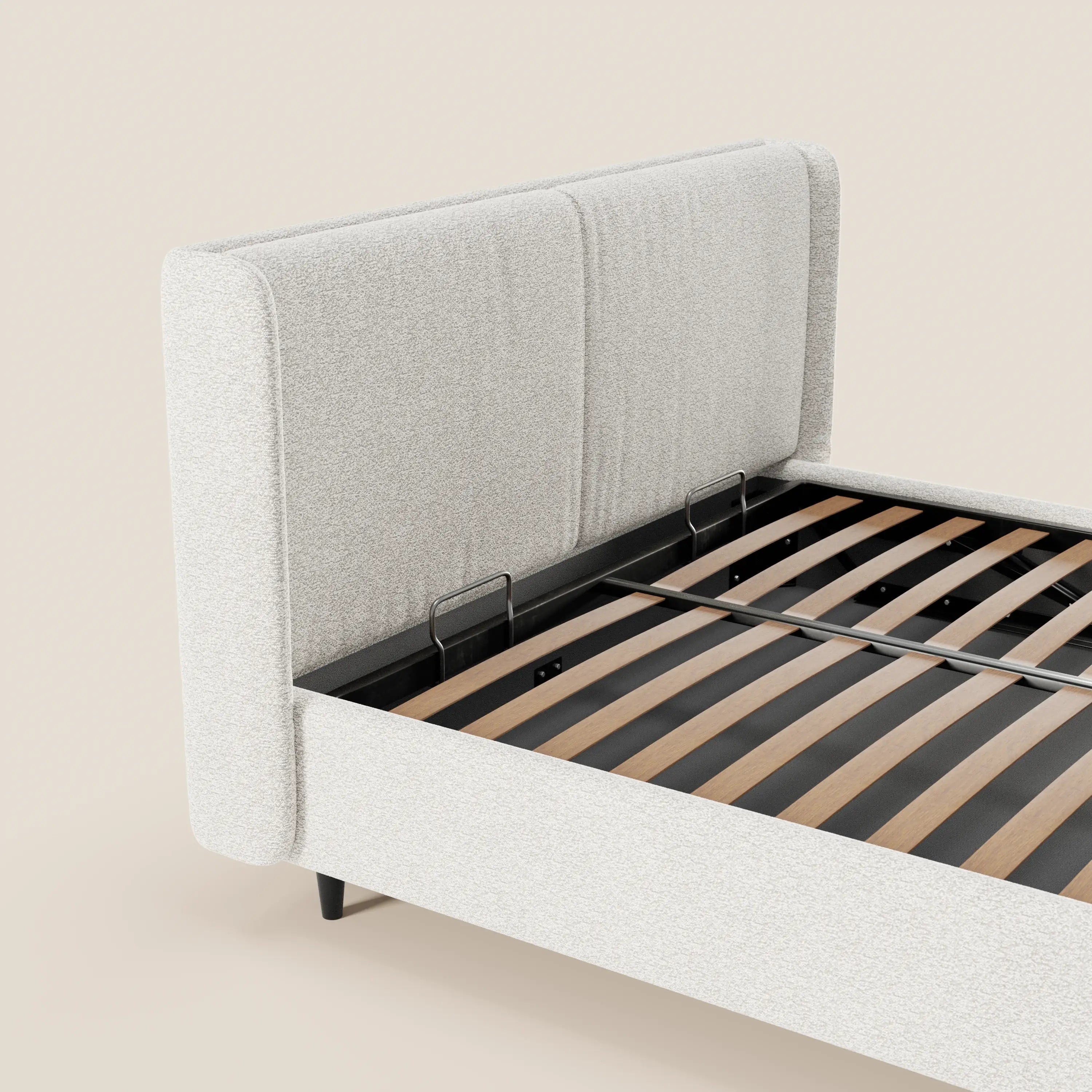 Il letto di design VALKIRIA di Letti.store è caratterizzato da una testiera avvolgente con 2 cuscini imbottiti in tessuto Oeko-Tex®, una base contenitore e una struttura con doghe in legno su telaio in metallo nero, per un look elegante e contemporaneo.