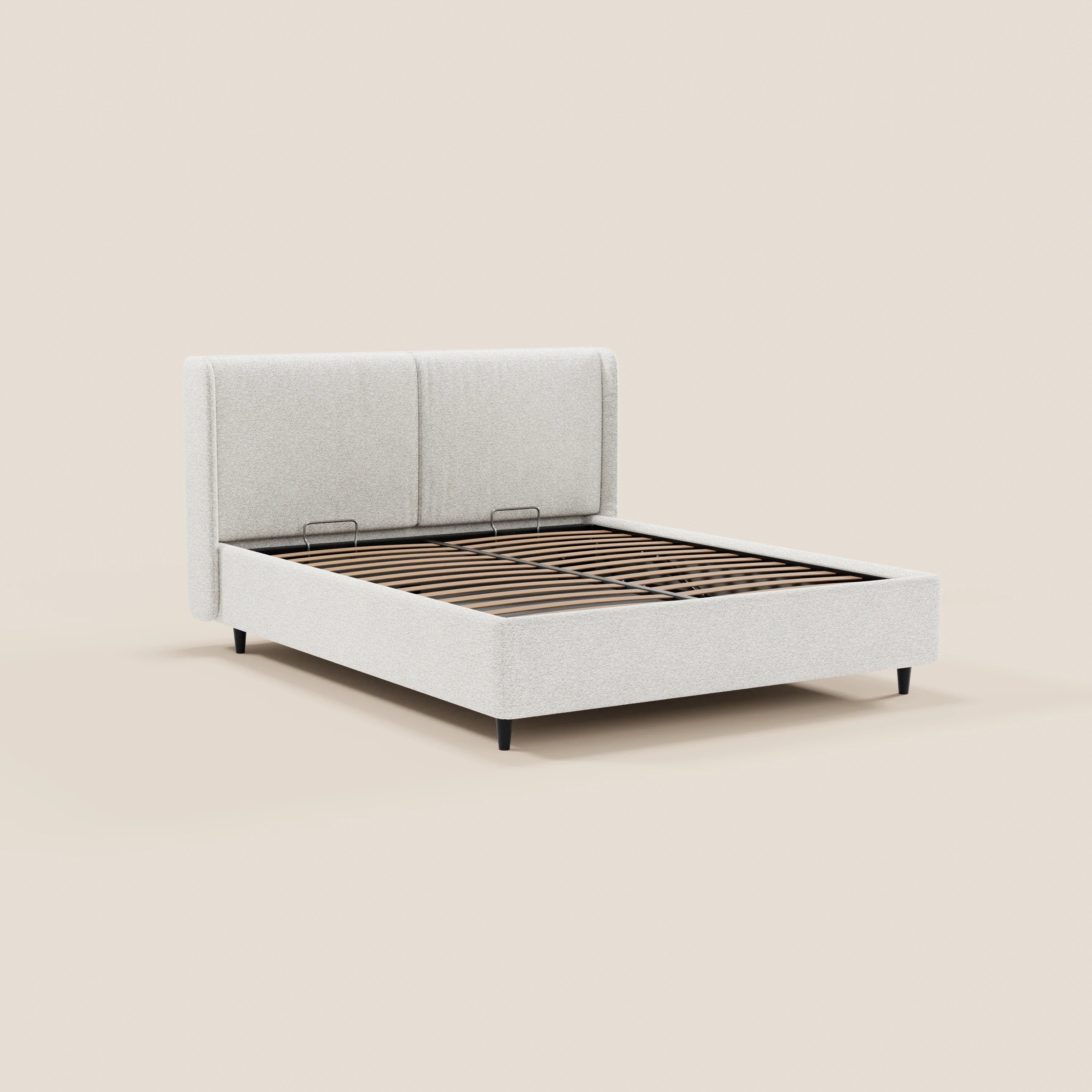 Il letto di design VALKIRIA di Letti.store è dotato di un vano contenitore, una testiera avvolgente imbottita con 2 cuscini in tessuto Oeko-Tex®, doghe in legno e gambe corte nere: l’ideale per un design contemporaneo. Materasso non incluso.