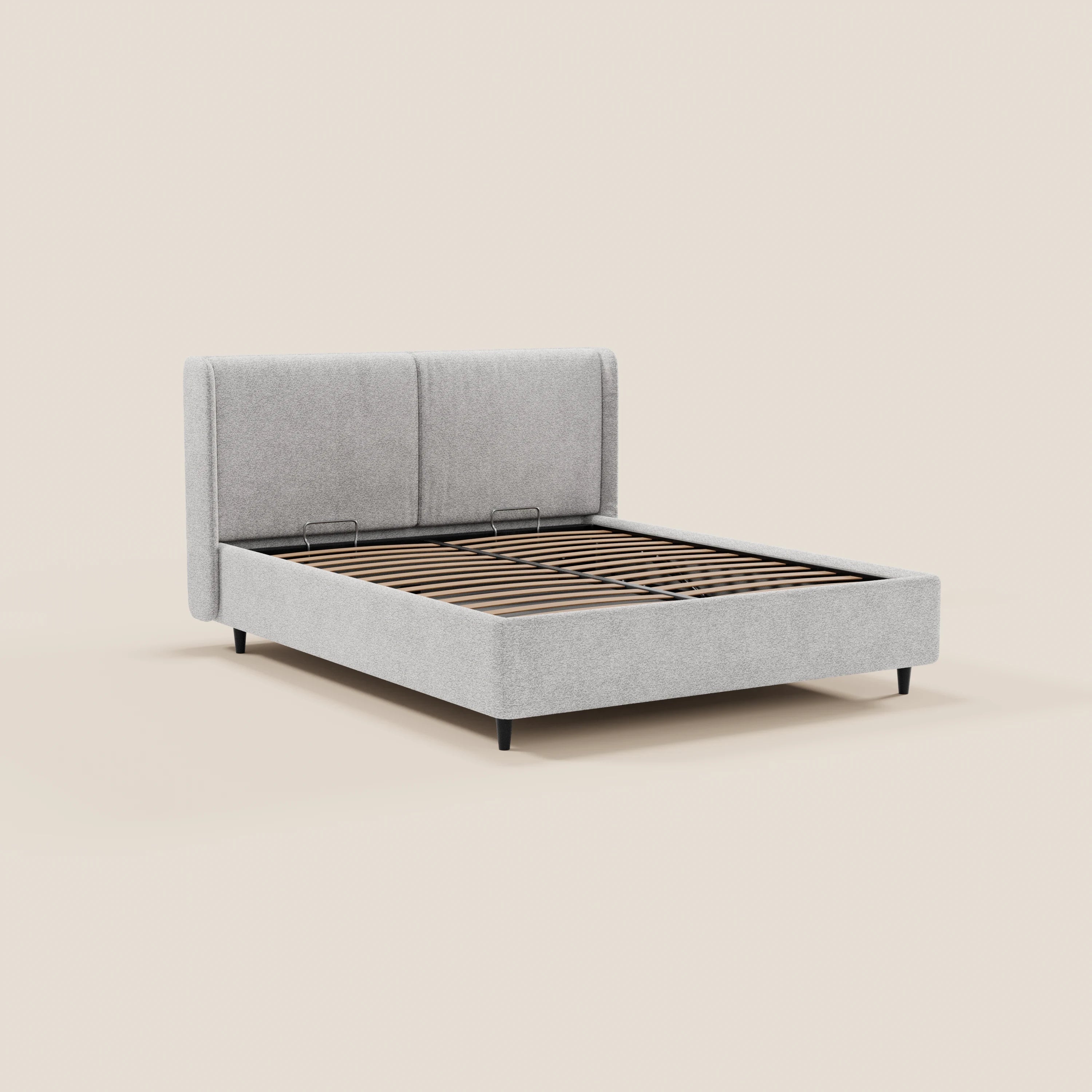 Il letto di design VALKIRIA di Letti.store è una struttura moderna di colore grigio chiaro, caratterizzata da una testiera alta e imbottita con 2 pannelli imbottiti in tessuto Oeko-Tex® e doghe orizzontali; nella foto è raffigurato senza materasso, con gambe corte nere su uno sfondo beige.