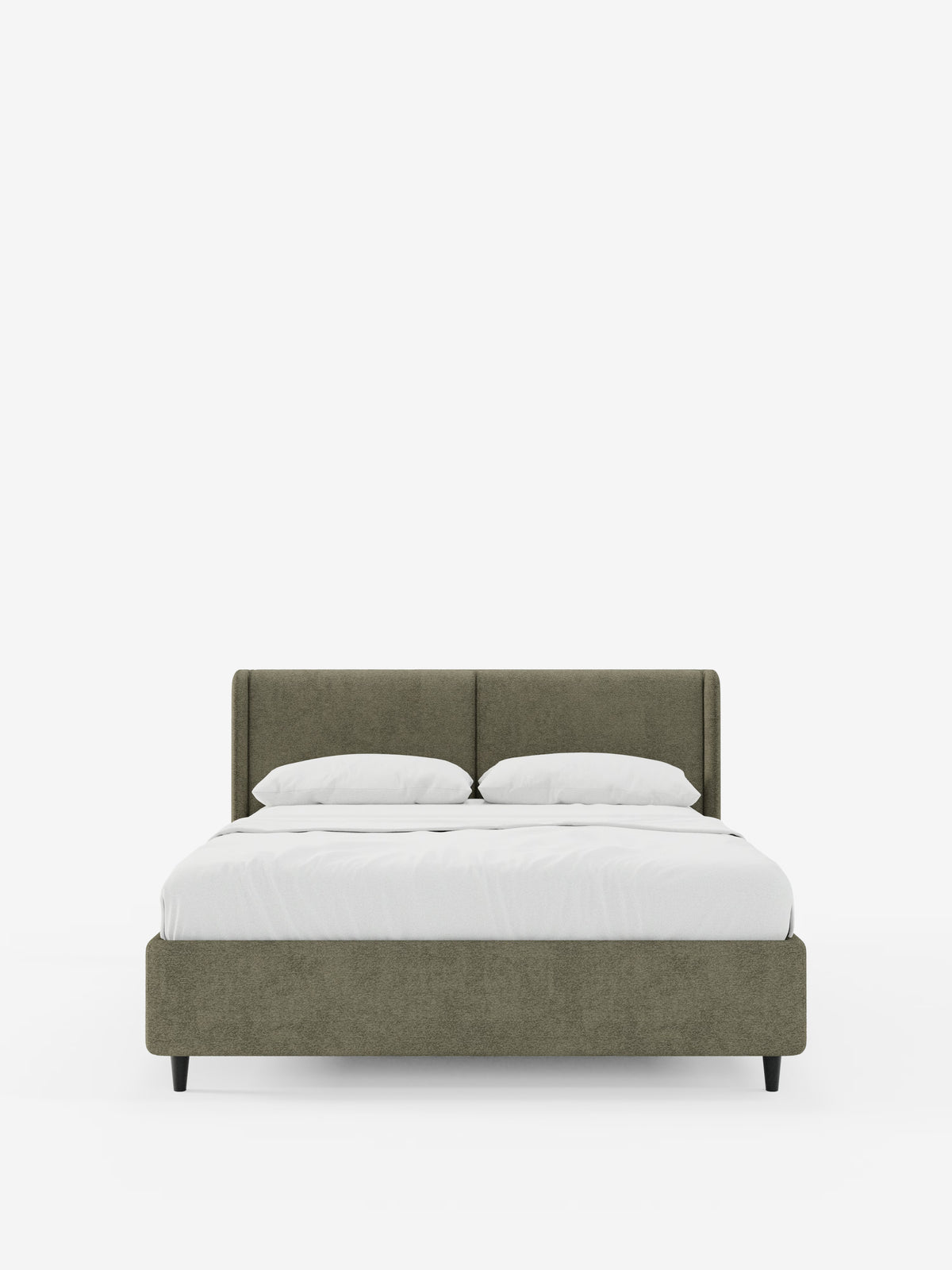 Vista frontale del letto di design VALKIRIA con contenitore e testiera avvolgente di Letti.store in verde oliva, caratterizzato da gambe nere e da una testiera bassa e contemporanea con due cuscini imbottiti in tessuto Oeko-Tex®. Il letto è rifatto con cura con un lenzuolo con angoli bianco e due cuscini bianchi, il tutto su uno sfondo bianco a tinta unita.