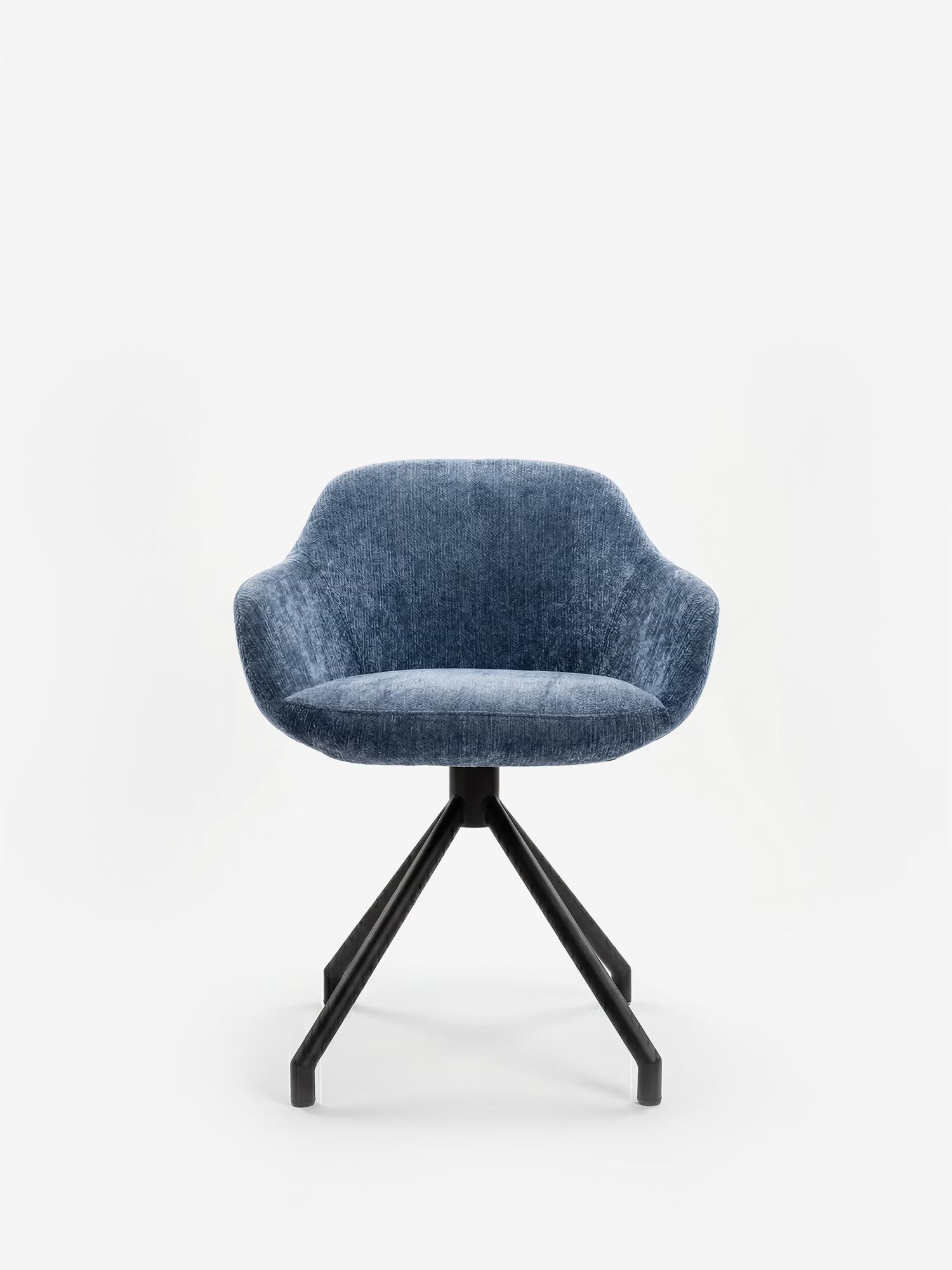 La sedia imbottita Vico di Divani.Store è realizzata in tessuto blu morbido al tatto certificato OEKO-TEX®, presenta uno schienale e braccioli curvi e tre gambe angolate in metallo nero. Il suo design minimalista e contemporaneo è messo in risalto su uno sfondo bianco.