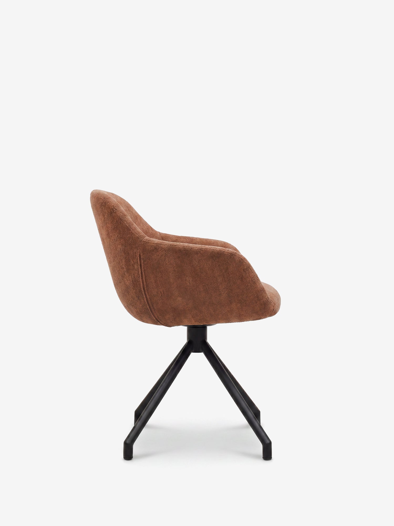 La sedia imbottita Vico di Divani.Store è realizzata in tessuto OEKO-TEX® morbido al tatto color ciniglia marrone, presenta schienale e seduta curvi e una base girevole in metallo nero con quattro gambe inclinate; nella foto è raffigurata di profilo su sfondo bianco.