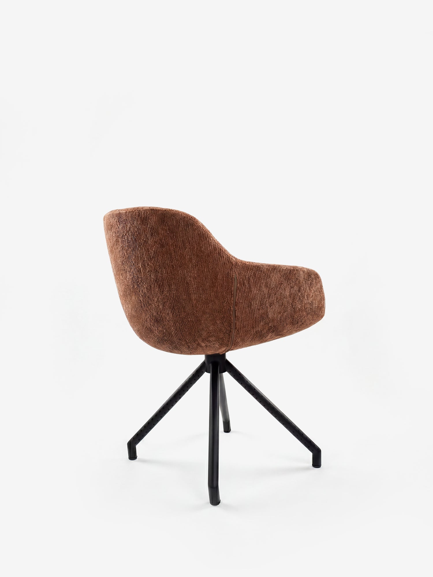 La sedia imbottita Vico di Divani.Store è realizzata in morbido tessuto soft-touch OEKO-TEX® color marrone, con schienale e seduta arrotondati e quattro gambe angolate in metallo nero, che creano un look contemporaneo su uno sfondo bianco a tinta unita.