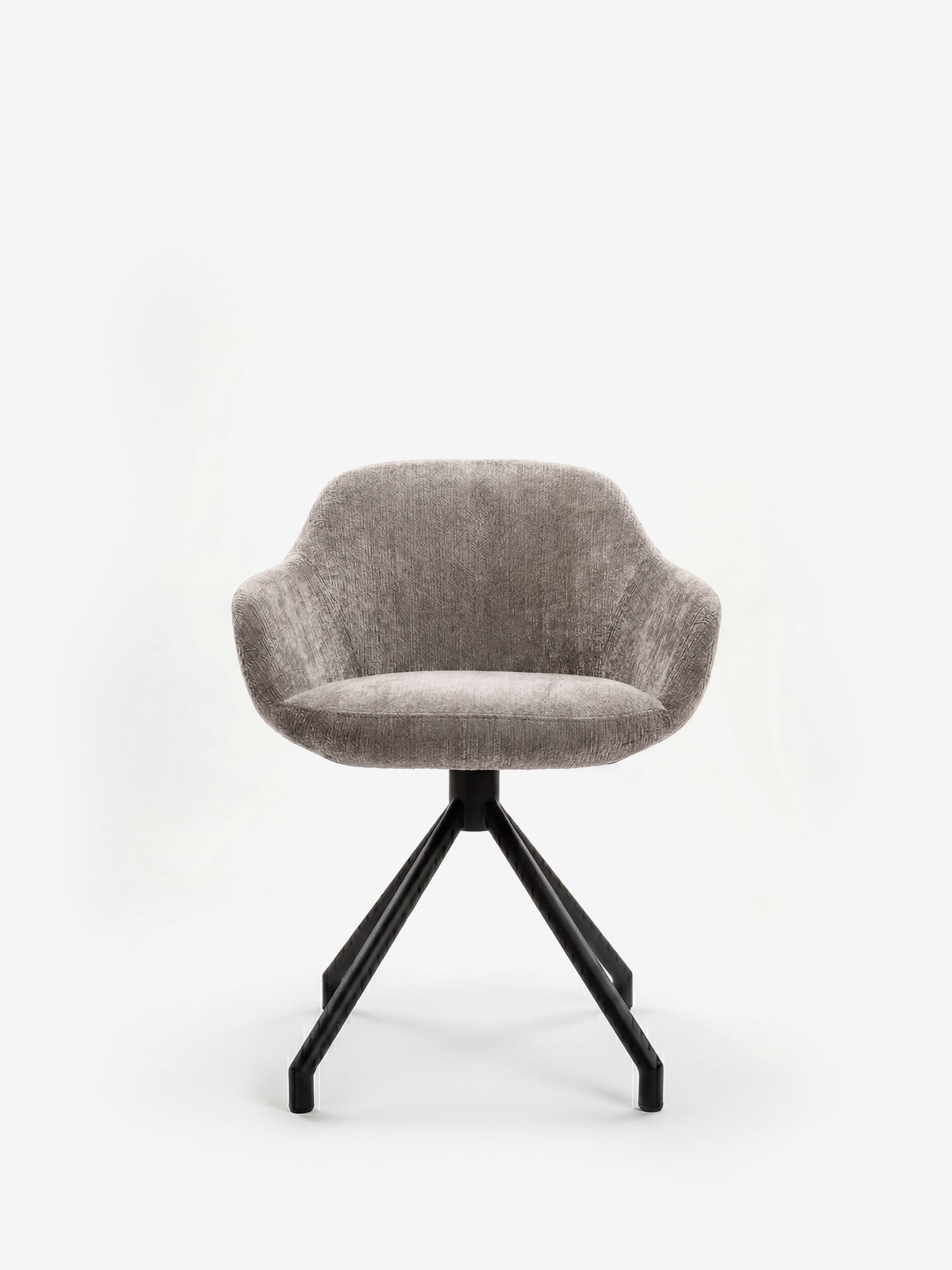 La sedia imbottita Vico di Divani.Store è realizzata in tessuto grigio chiaro OEKO-TEX® dal tocco morbido, presenta uno schienale arrotondato e braccioli curvi, oltre a quattro gambe in metallo nero inclinate verso l’esterno. È raffigurata su uno sfondo bianco a tinta unita per mettere in risalto il suo design moderno.