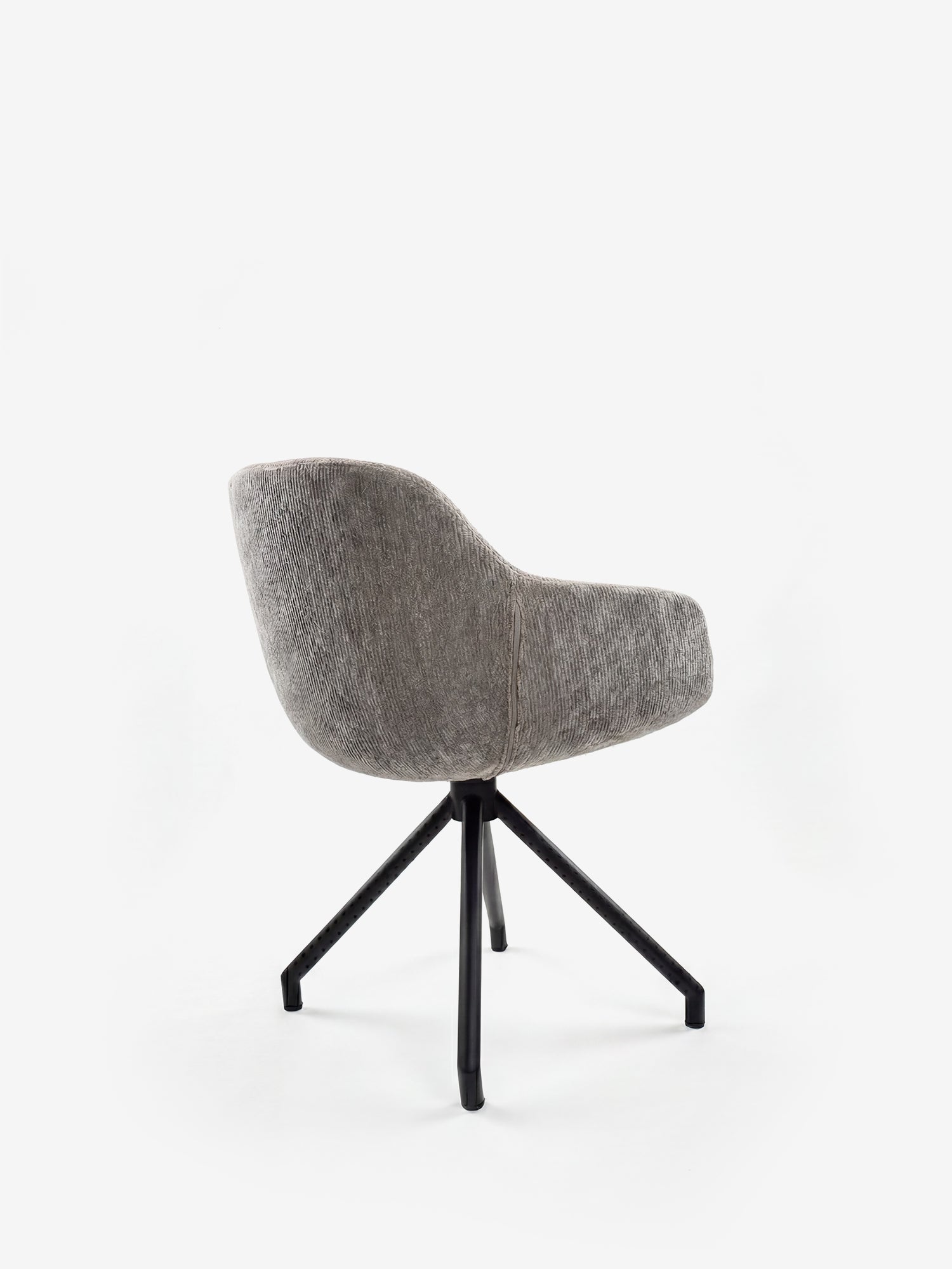 La sedia Vico di Divani.Store, rivestita in morbido tessuto soft-touch OEKO-TEX® grigio e con gambe in metallo nero angolate, è raffigurata su sfondo bianco in una vista posteriore diagonale dal design contemporaneo.
