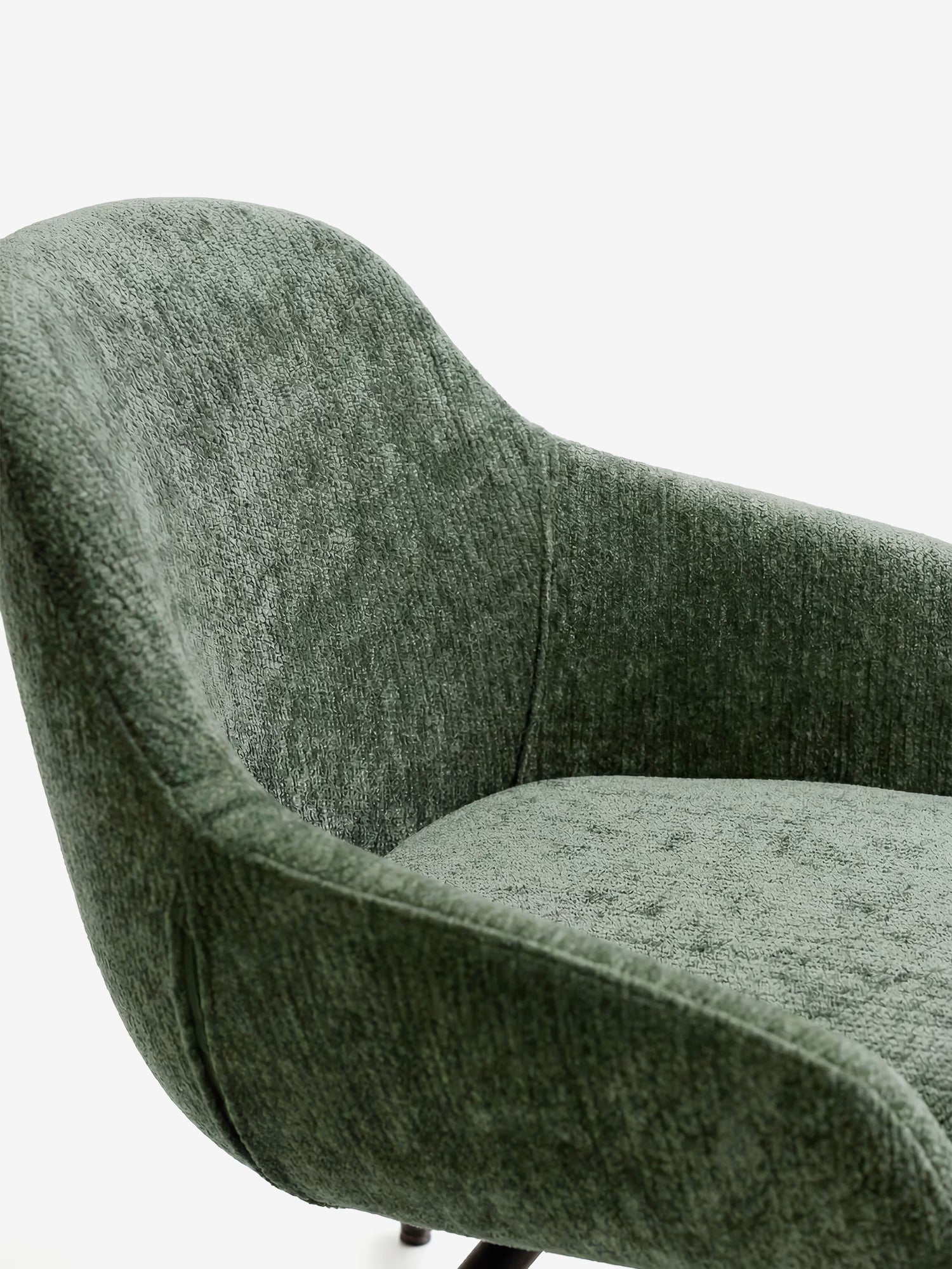 Primo piano della sedia imbottita Vico di Divani.Store, rivestita in tessuto OEKO-TEX® morbido al tatto, con braccioli imbottiti e ricurvi, schienale arrotondato ed eleganti gambe in metallo nero, raffigurata su uno sfondo bianco a tinta unita.