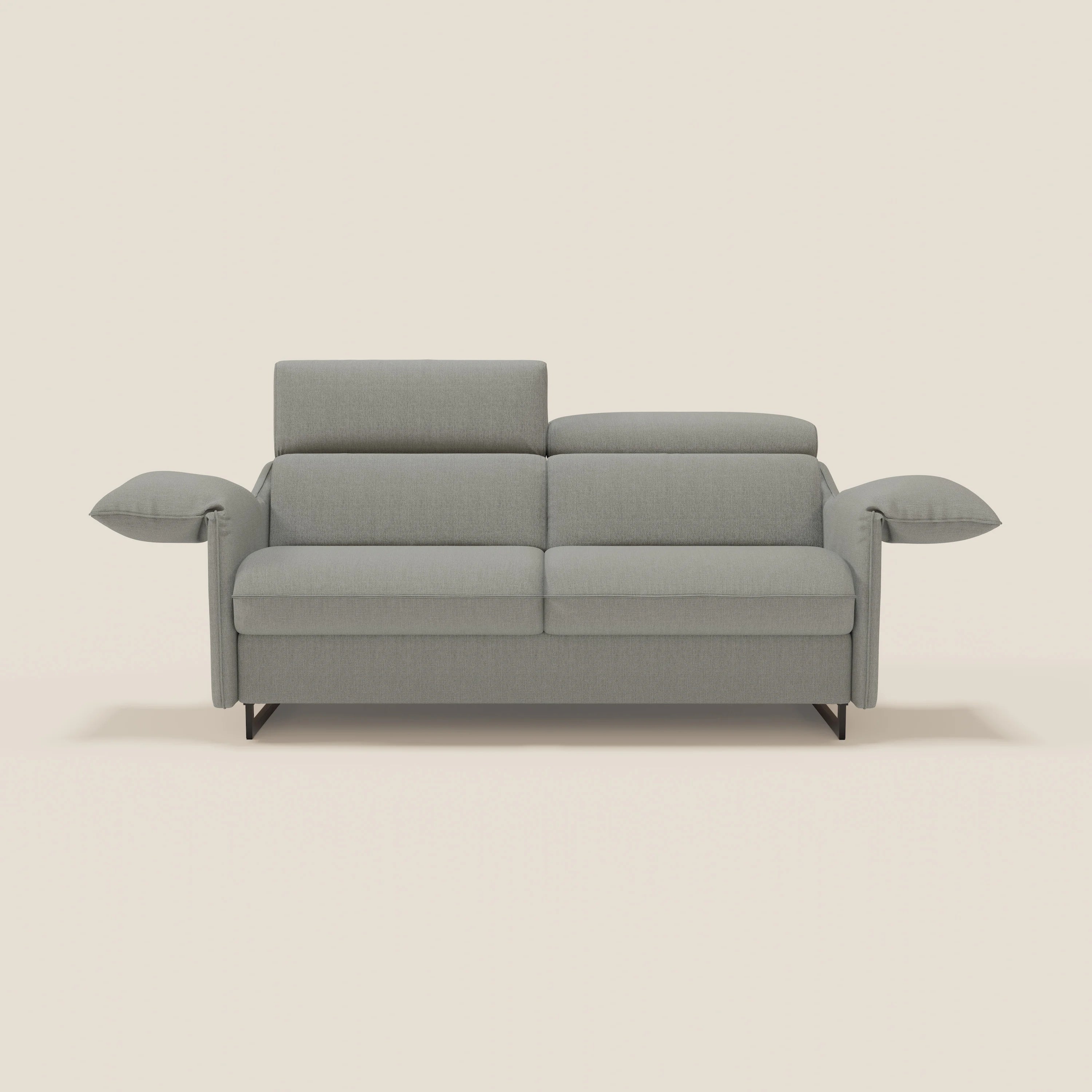 Il divano letto Violetta da 197 cm di Divani.Store è caratterizzato da un materasso H18 da 160x197 cm, poggiatesta reclinabili e braccioli mobili in tessuto impermeabile T13 GRIGIO. Il divano minimalista poggia su gambe angolari scure su uno sfondo beige.