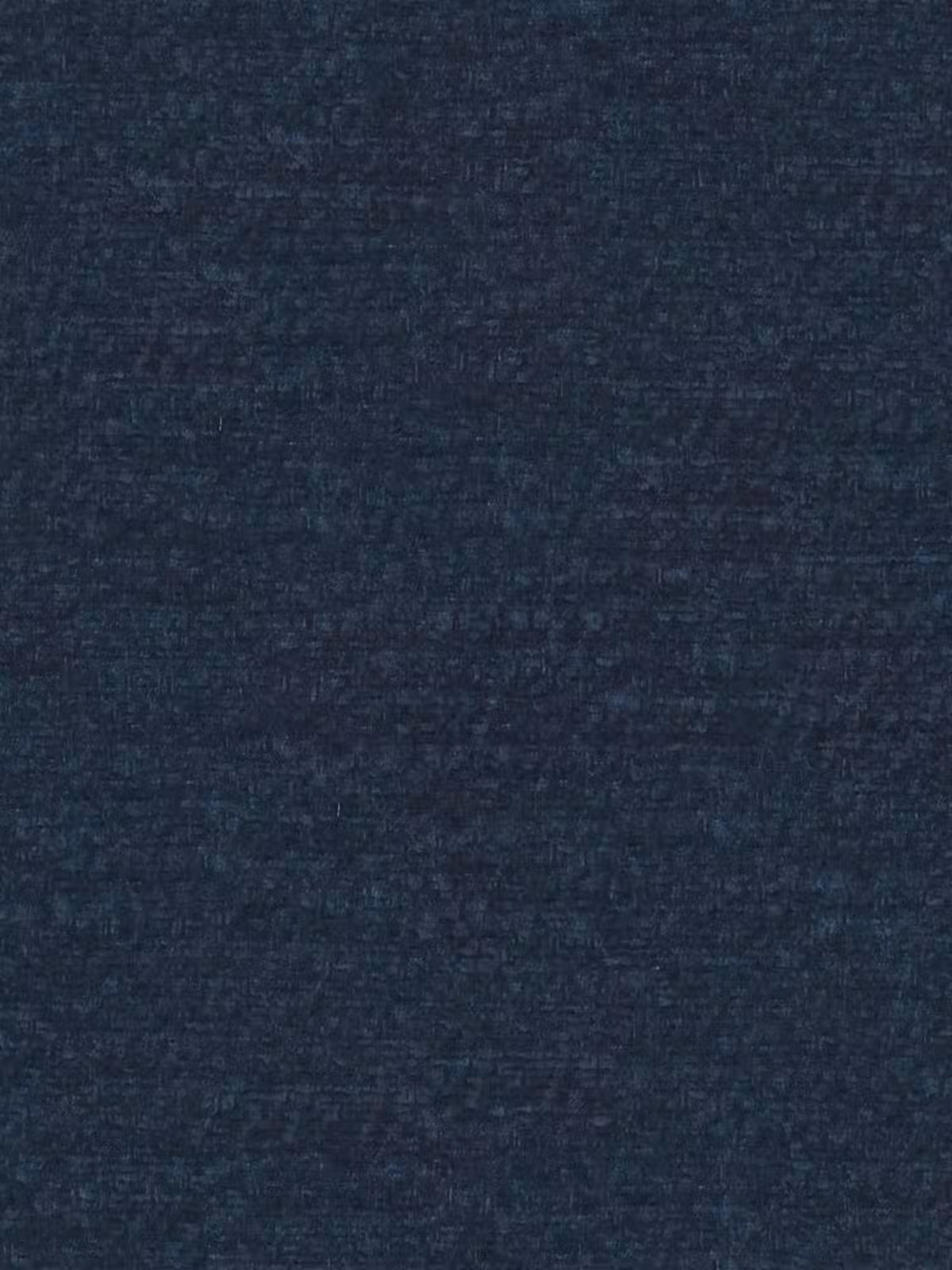 Un primo piano del letto imbottito ARKAM con contenitore e testiera a lavorazione verticale di Letti.store mette in risalto il suo tessuto blu scuro certificato Oeko-Tex®, caratterizzato da un delicato motivo intrecciato su tutta la superficie. Il colore uniforme su tutta la superficie, con delicate variazioni di tonalità create dalla trama, conferisce un tocco raffinato e contemporaneo, perfetto per interni moderni e in stile shabby chic.