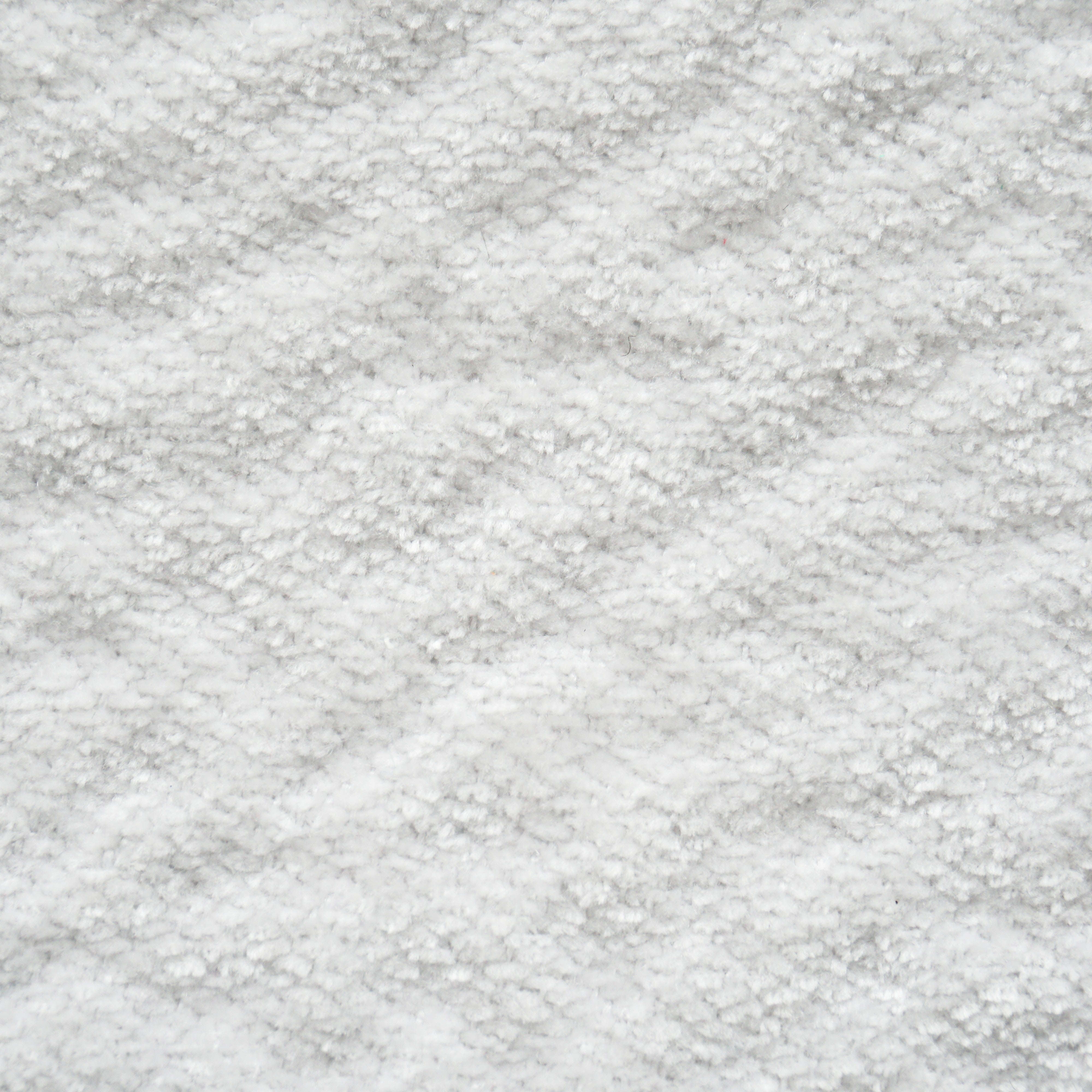Primo piano del tessuto bianco morbido e strutturato utilizzato per la Personalizzazione in T27 di Divani.Store. La superficie morbida e ondulata e le ombre grigio chiaro evidenziano la consistenza delicata del vello.