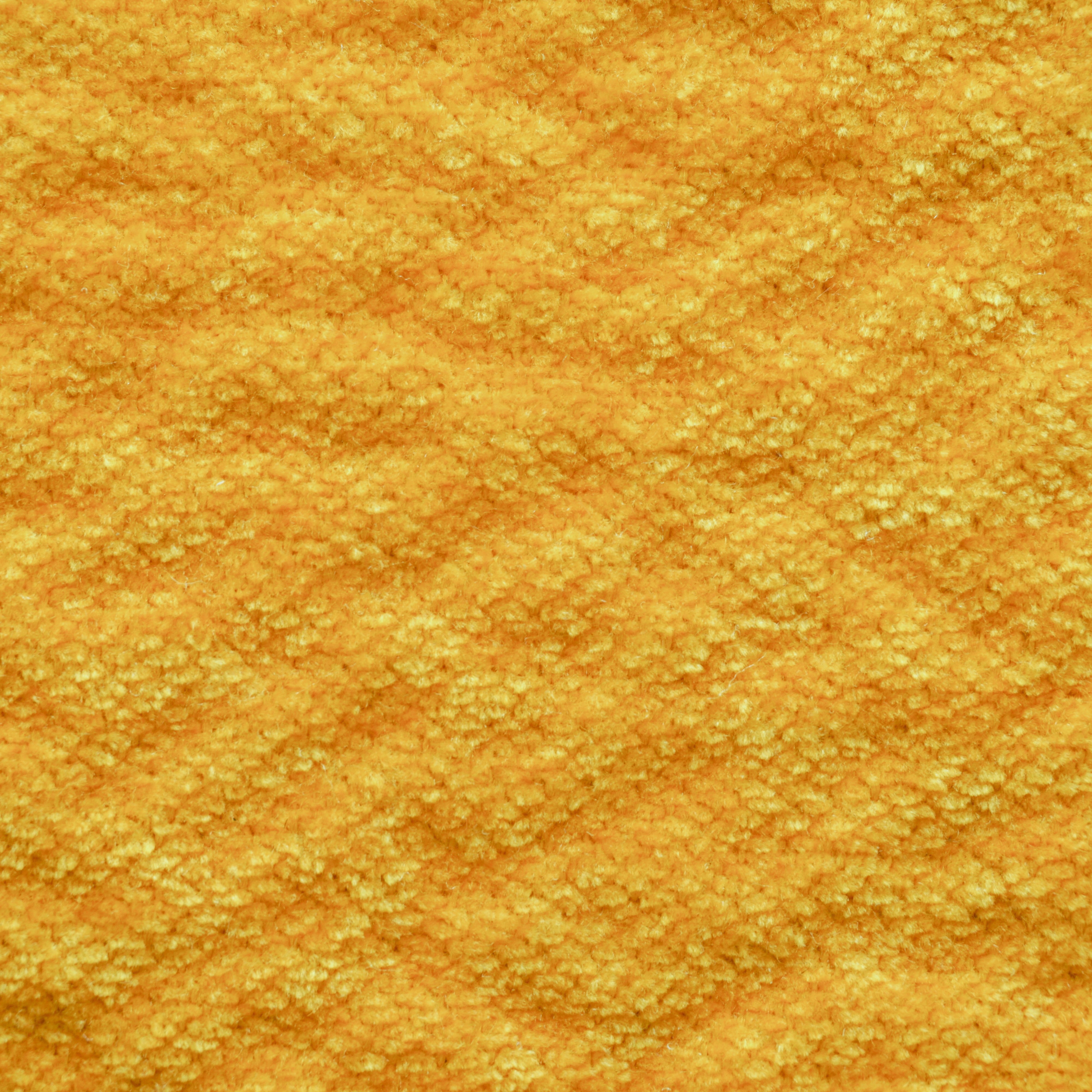 Primo piano della Personalizzazione di Divani.Store in T27: un tessuto giallo, soffice e accogliente, dalla texture morbida e vaporosa e dal motivo ondulato irregolare, messo in risalto da un'illuminazione che rivela diverse tonalità di giallo.