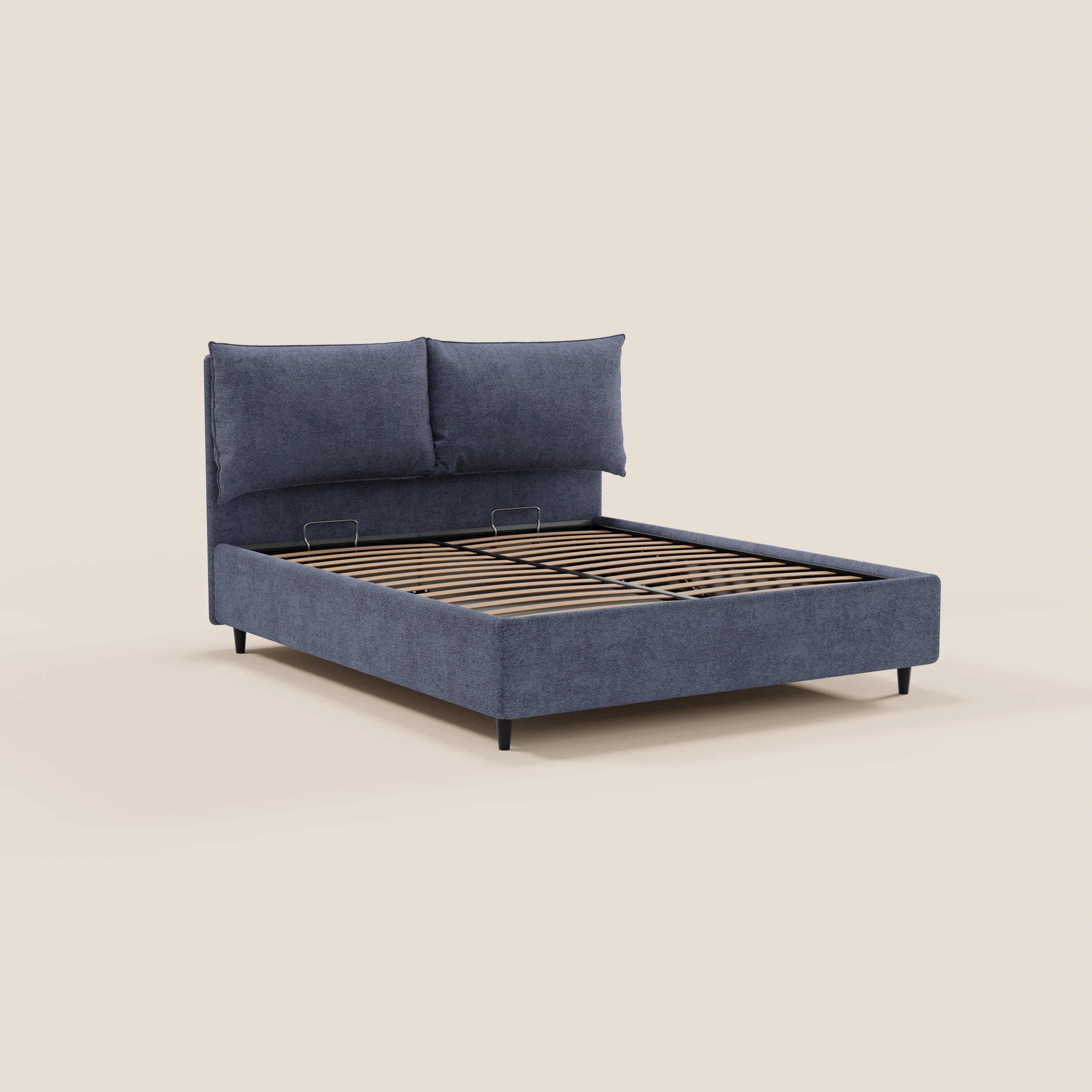 Il letto imbottito ZAYRON di Letti.store è caratterizzato da un moderno tessuto blu scuro certificato Oeko-Tex®, da una testiera alta e imbottita con due grandi cuscini regolabili, da doghe in legno e da sottili gambe nere. Nell’immagine è raffigurato su uno sfondo beige a tinta unita, senza materasso né biancheria da letto.