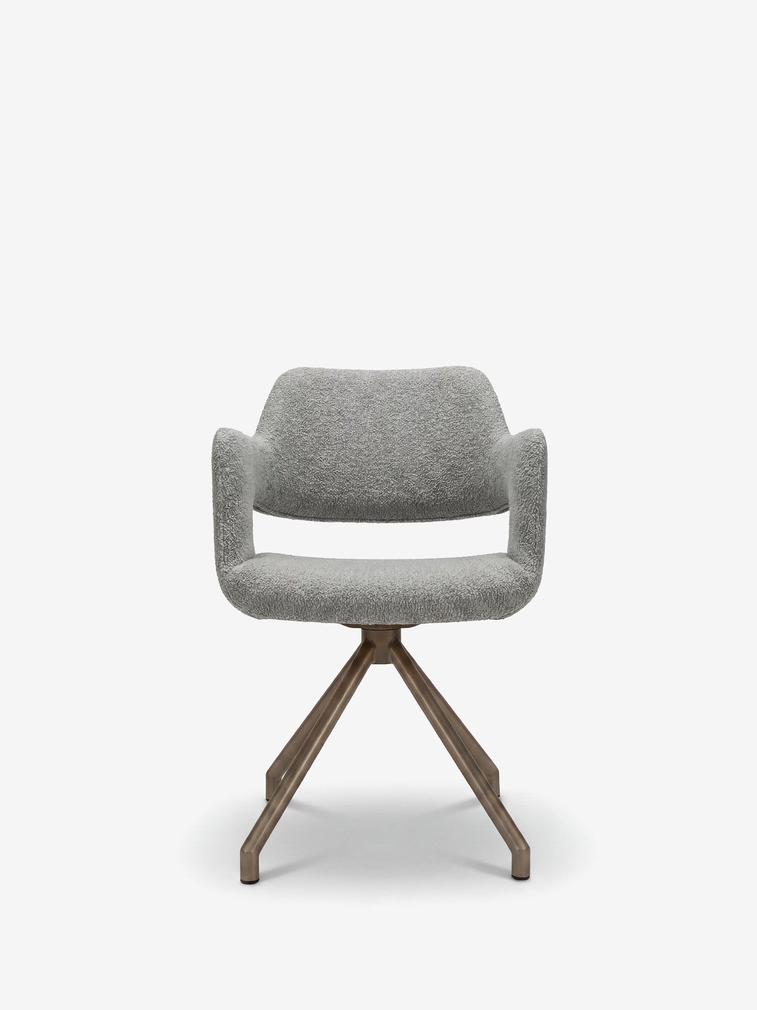 La sedia imbottita di design Zefira di Divani.Store presenta braccioli ricurvi, uno schienale basso e una base in metallo color champagne. Rivestita in tessuto effetto cotone, offre un look contemporaneo e minimalista su uno sfondo bianco a tinta unita.