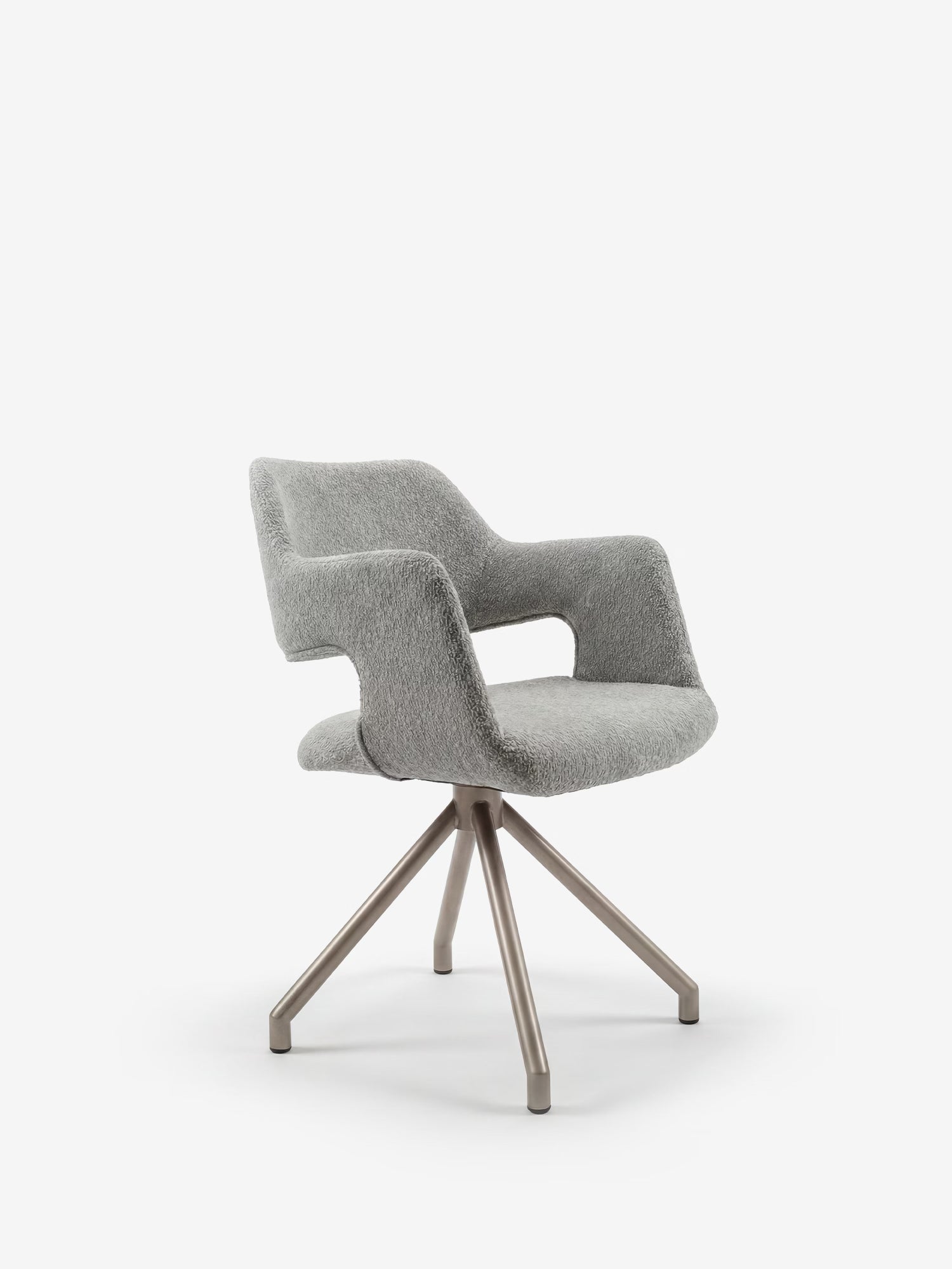 Zefira, sedia imbottita di design firmata Divani.Store, con braccioli curvi, tessuto effetto cotone grigio chiaro e base in metallo color champagne con quattro gambe girevoli, presentata su sfondo bianco.