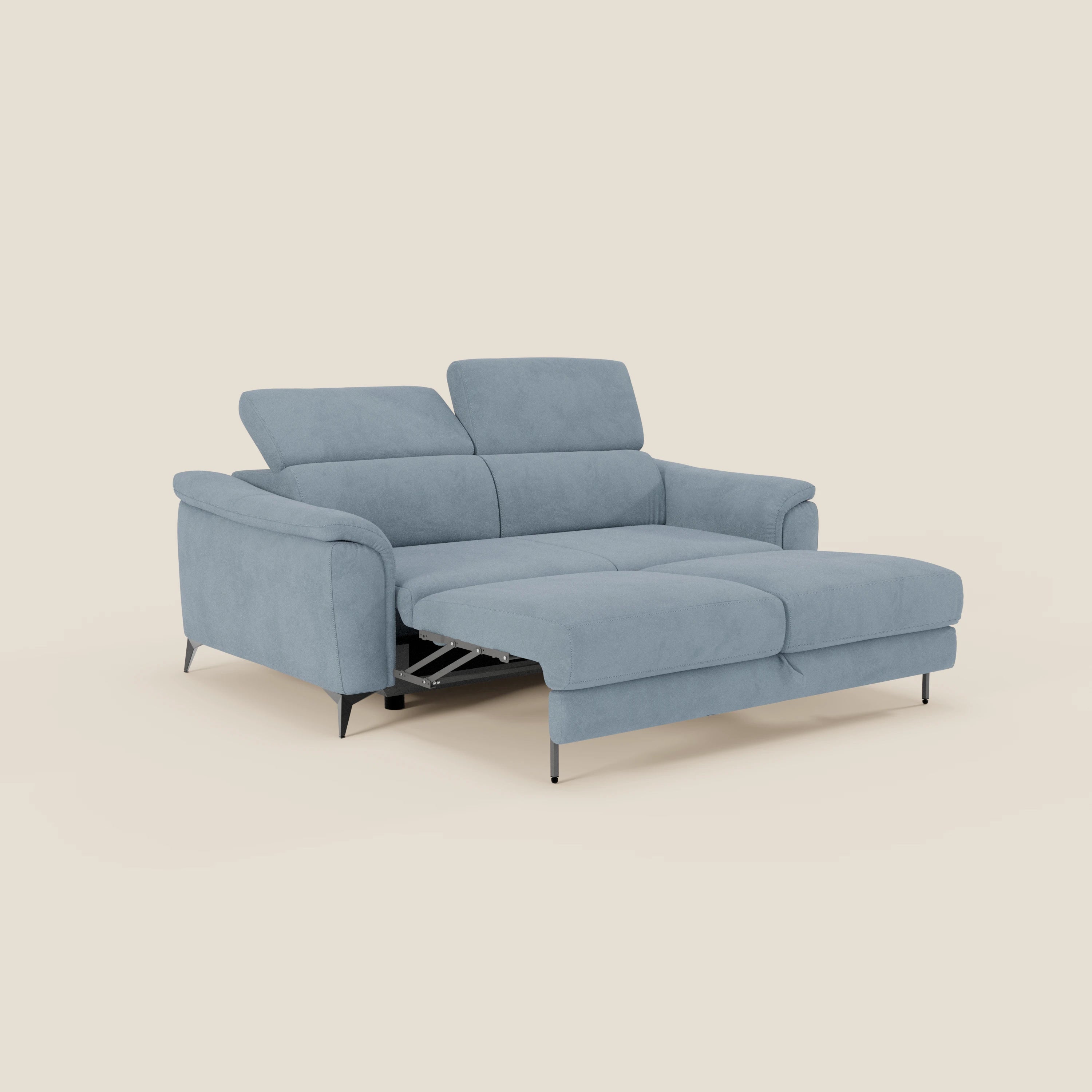 Arcos Divano 3 posti di Divani.Store, in microfibra impermeabile T11 di colore azzurro, è caratterizzato da alte gambe in metallo, poggiatesta regolabili e chaise longue allungata con sezione estraibile. In foto, su fondo beige tinta unita.