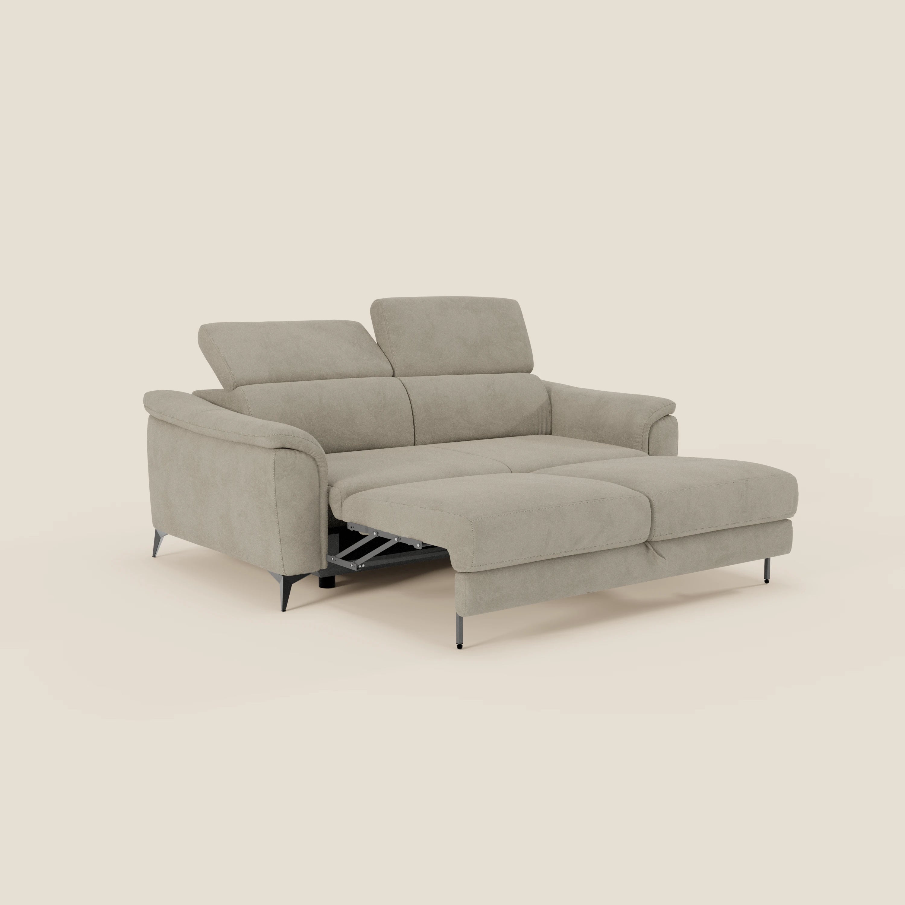 Arcos Divano 3 posti di Divani.Store è caratterizzato da alte gambe in metallo, poggiatesta reclinabili e microfibra tortora impermeabile T11, con cuscini morbidi e seduta estensibile a formare un letto, su uno sfondo semplice bianco sporco.