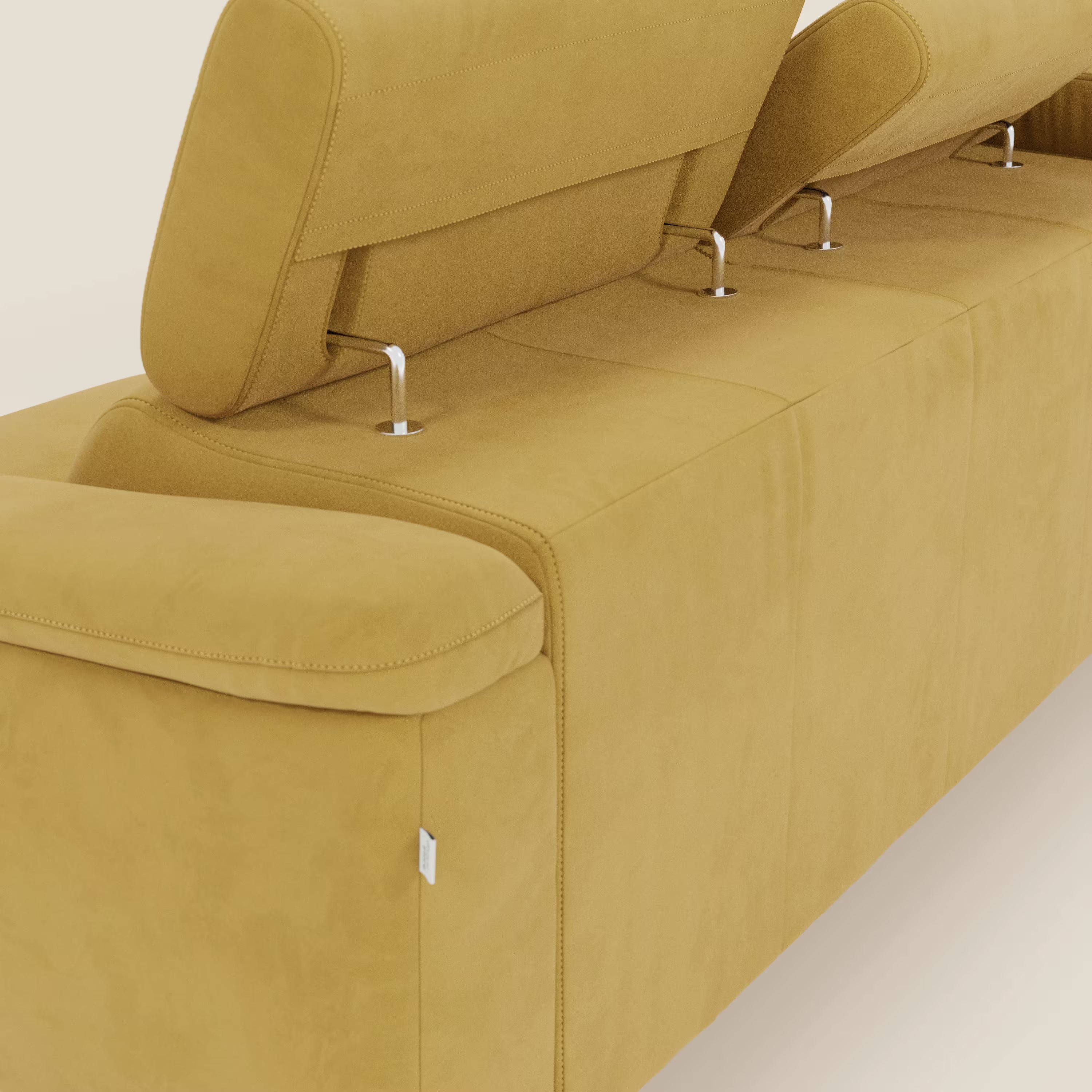 L'Arcos Divano con penisola di Divani.Store in microfibra impermeabile giallo senape T11 è caratterizzato da tre poggiatesta regolabili su aste metalliche, gambe alte, linee pulite e cuciture a vista.