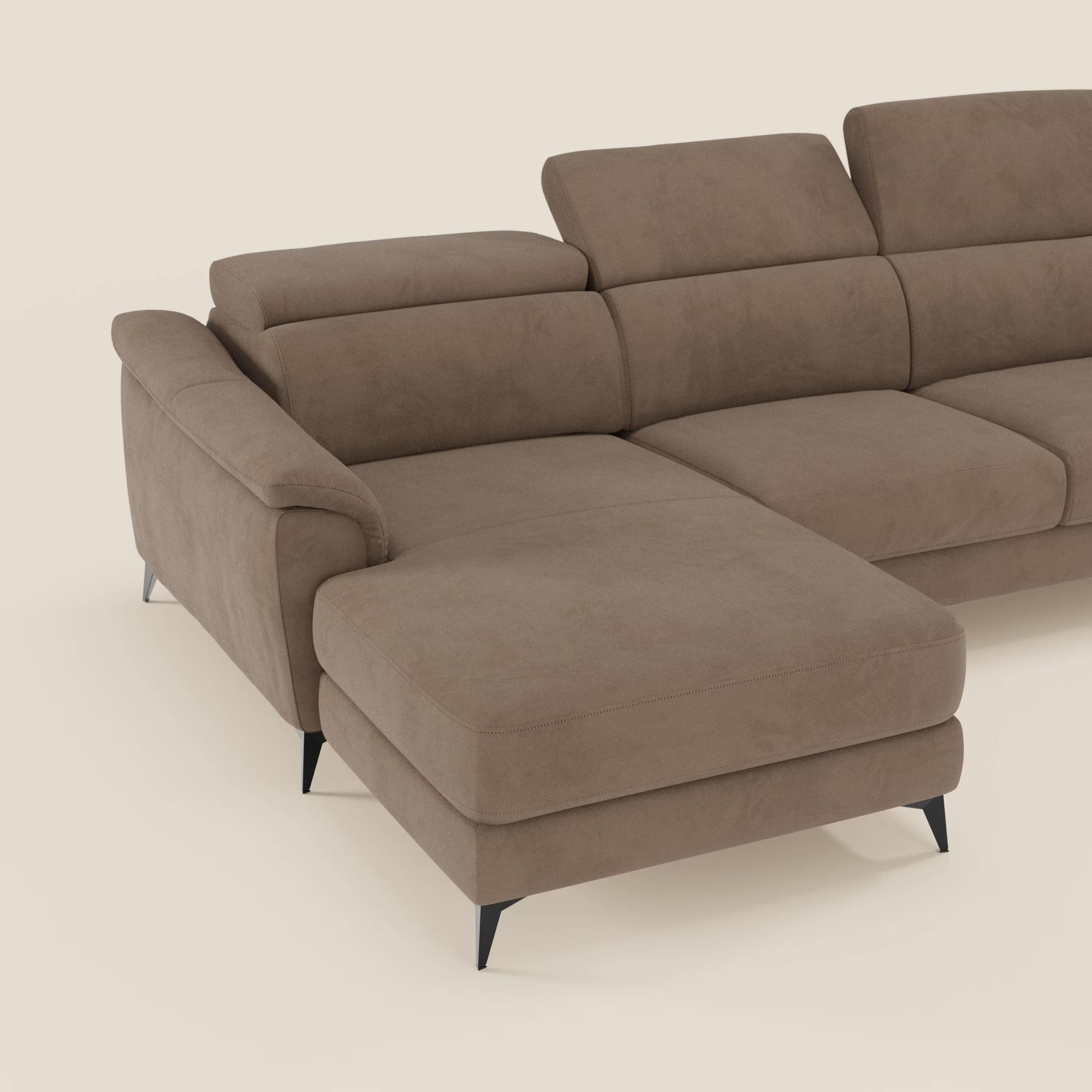 Arcos Divano con penisola di Divani.Store è caratterizzato da microfibra impermeabile T11 marrone, poggiatesta reclinabili, relax elettrico e gambe alte in metallo nero per un look moderno su uno sfondo bianco sporco.