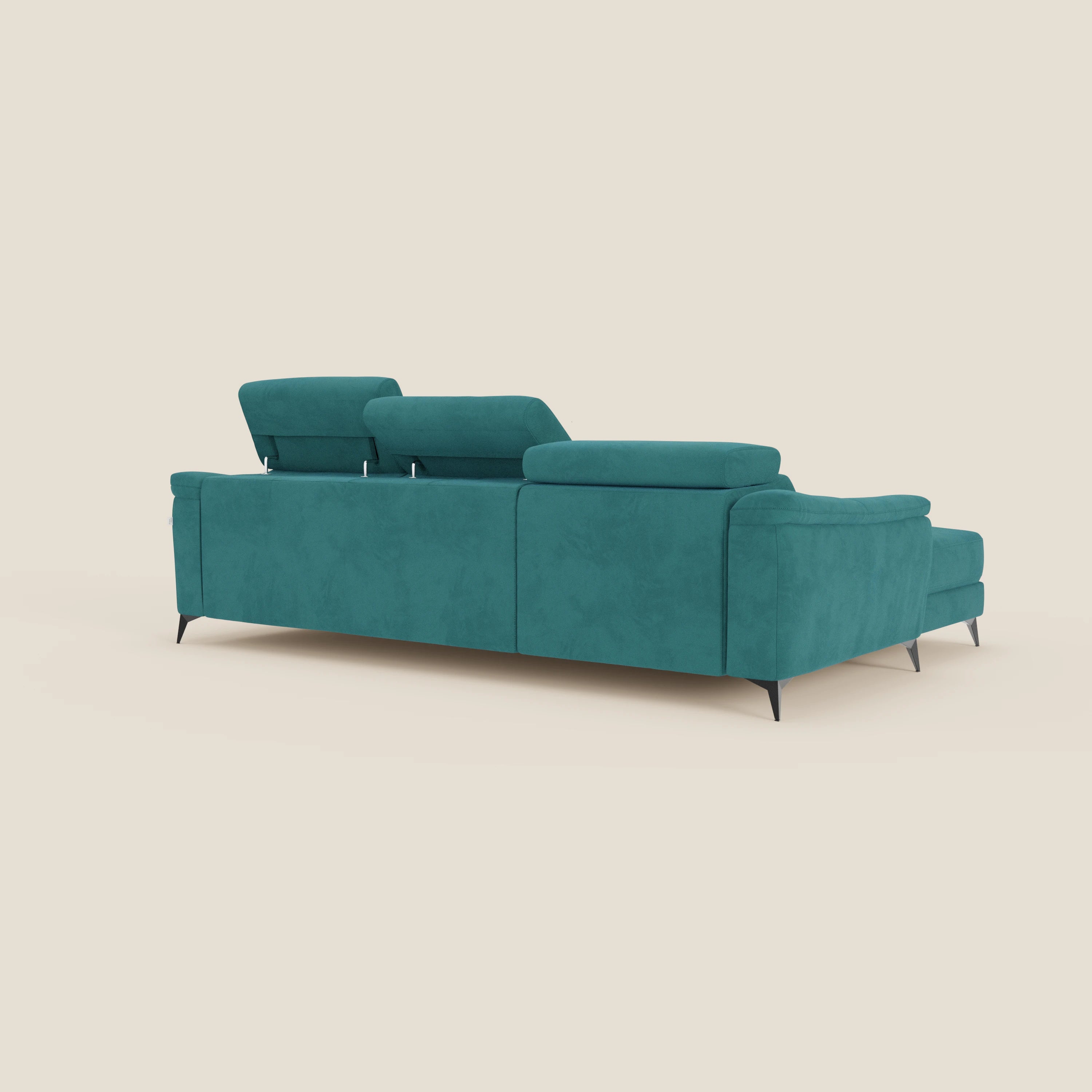 Arcos Divano con penisola di Divani.Store presenta un'alta manifattura italiana in microfibra impermeabile T11 petrolio, con poggiatesta reclinabili e gambe nere alte e angolate. Elegante e minimalista, è visto da dietro su uno sfondo beige chiaro.