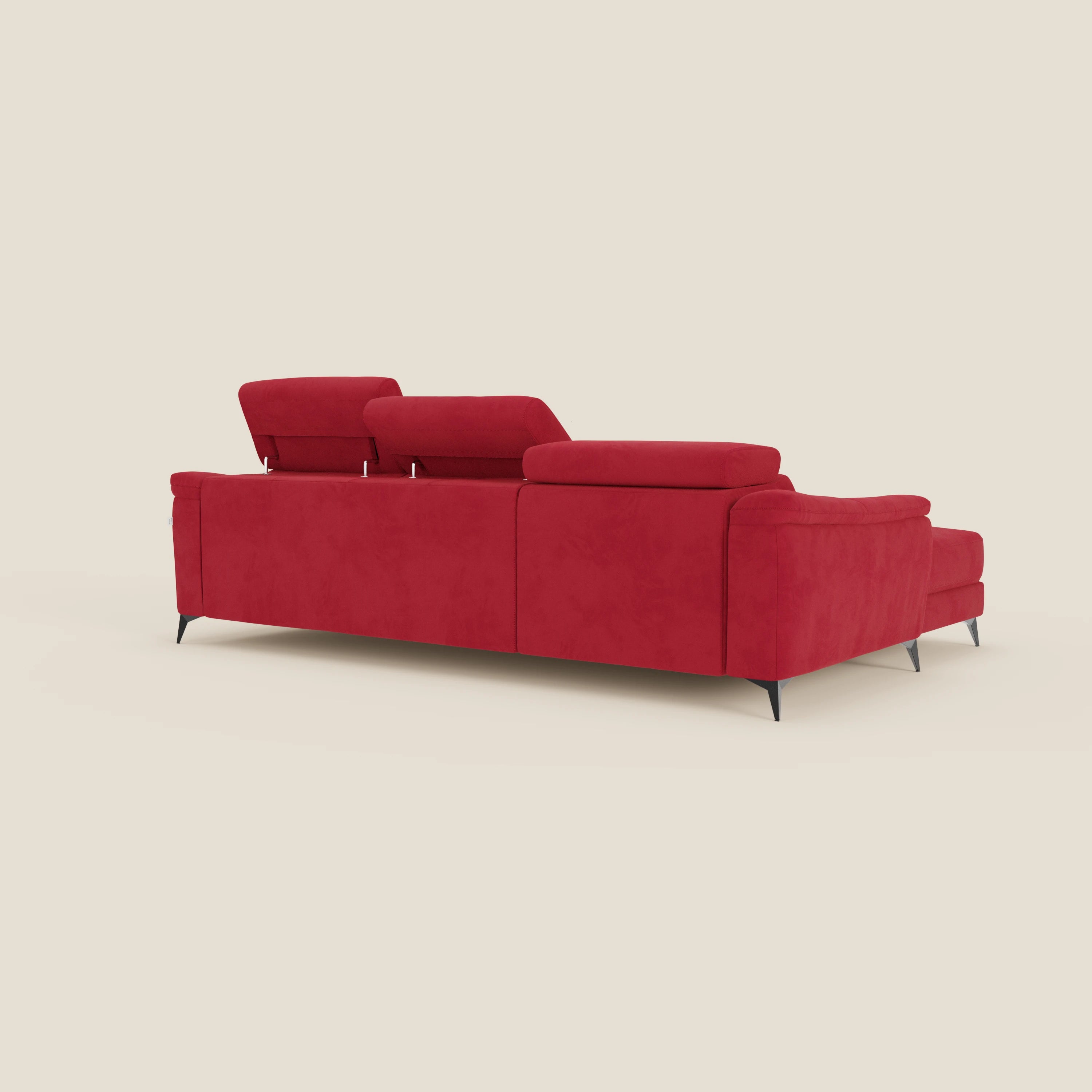 L'Arcos Divano con penisola di Divani.Store, in microfibra impermeabile rossa T11, è caratterizzato da alte gambe nere e poggiatesta regolabili, due sollevati e uno piatto, in un elegante design contemporaneo. Mostrato da dietro, in posizione angolata, su uno sfondo beige chiaro.