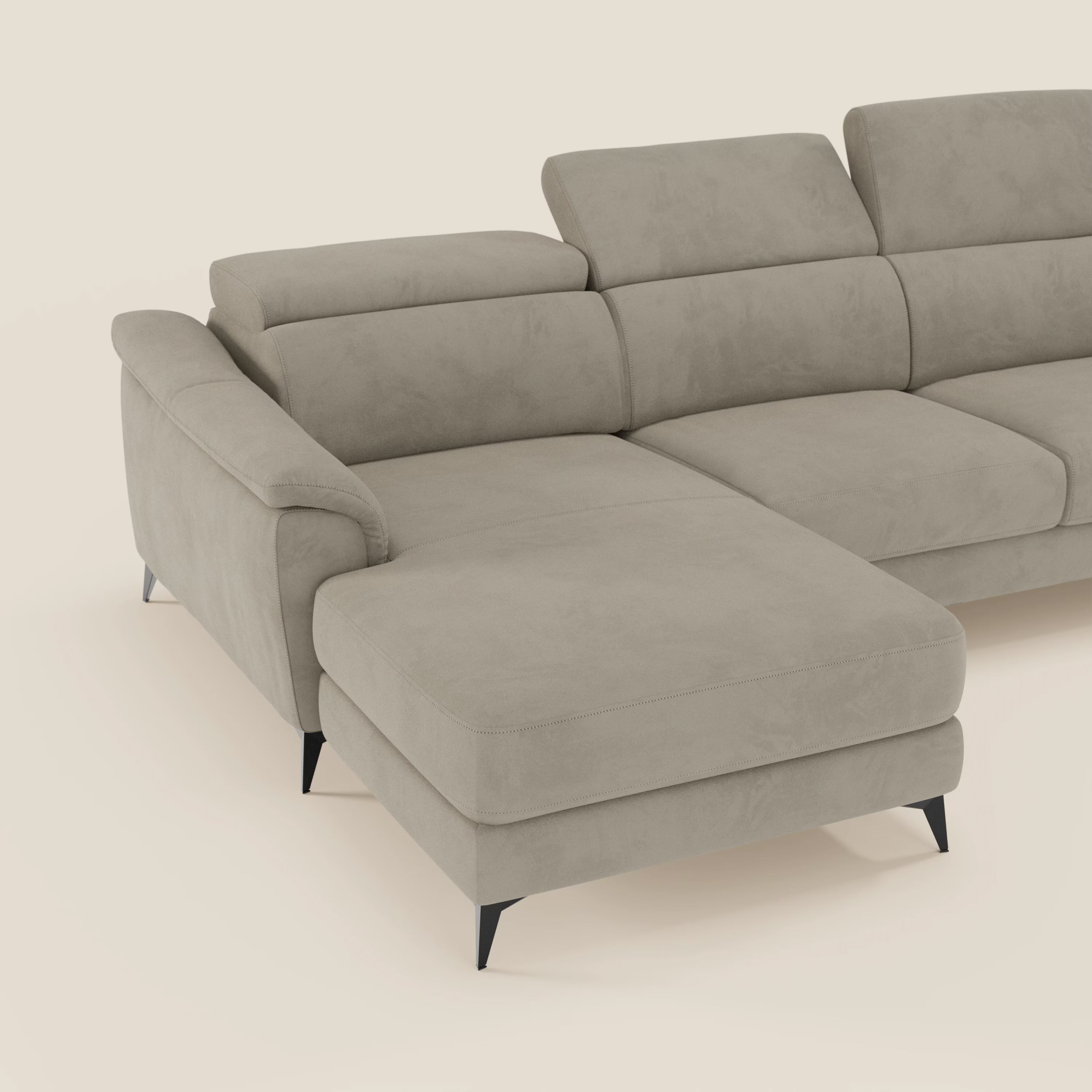 Arcos Divano con penisola di Divani.Store è dotato di chaise longue a sinistra, gambe alte, poggiatesta reclinabili e rivestimento in microfibra impermeabile T11 tortora, che combina uno stile moderno con una raffinata lavorazione artigianale italiana.