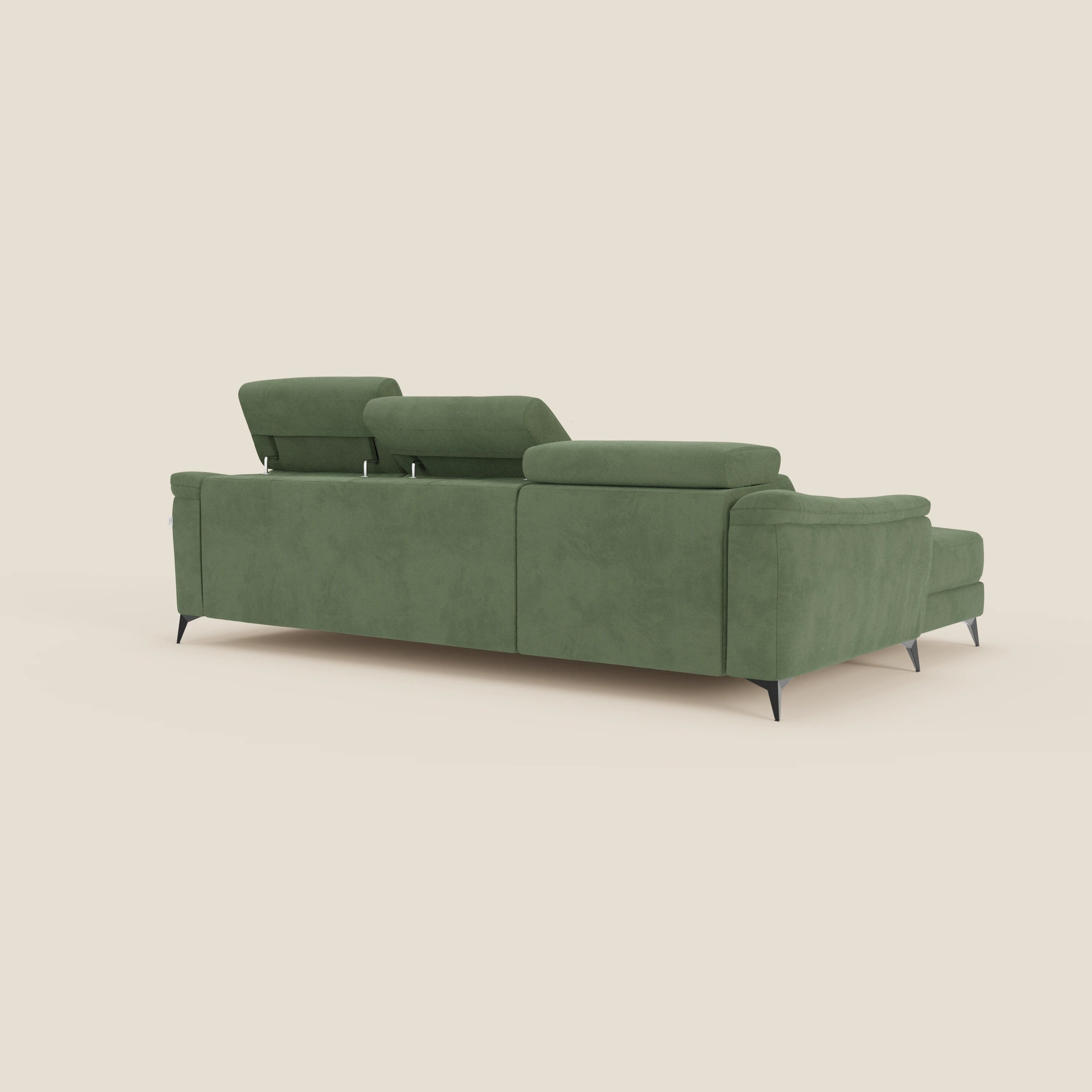 L'Arcos Divano con penisola di Divani.Store, presentato dal retro in microfibra impermeabile verde T11 con gambe alte nere e poggiatesta regolabili, mette in mostra il design italiano su uno sfondo beige chiaro.